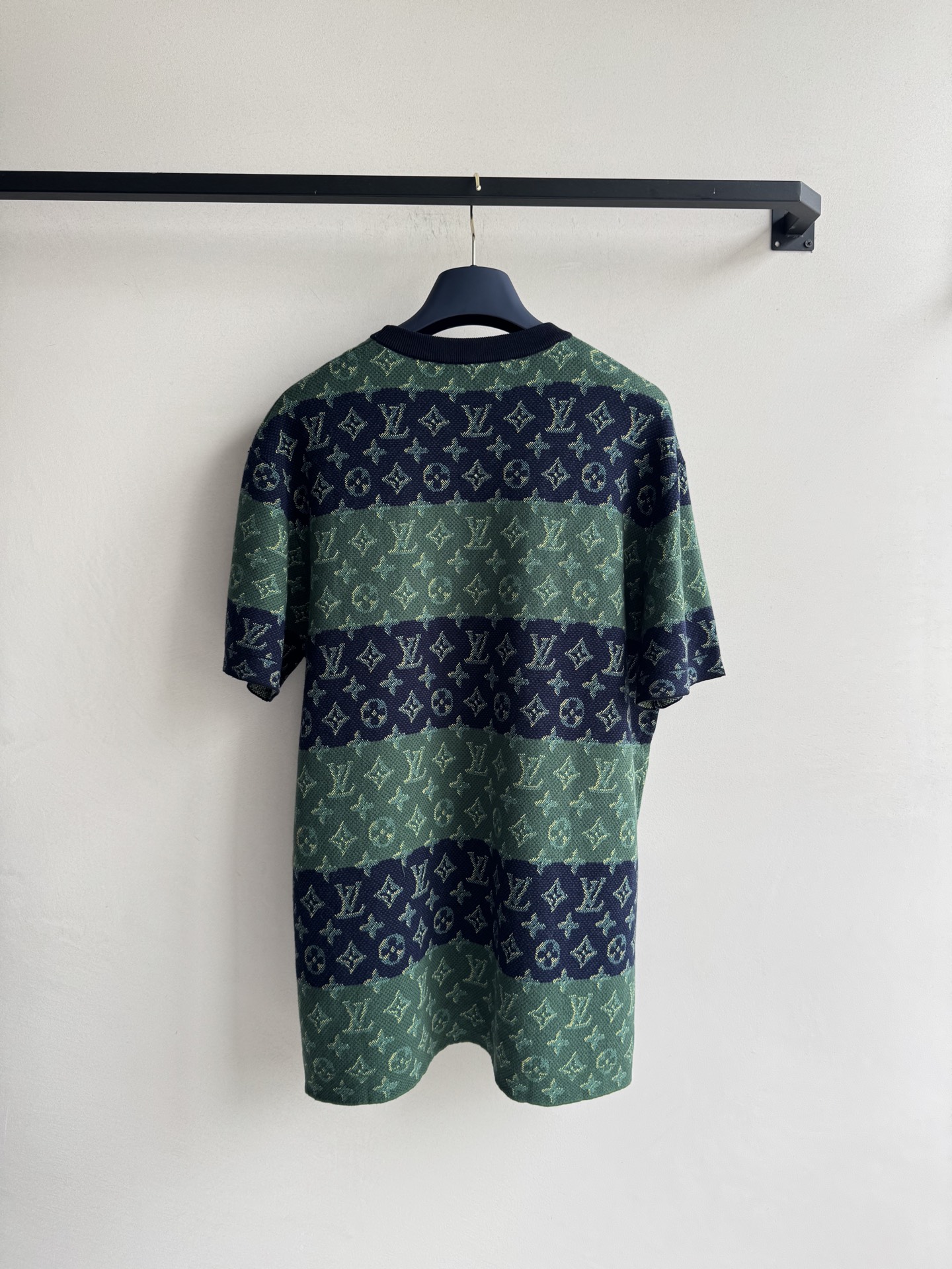 LouisVuitto*🆕新款，提花logo针织短袖💚💙休闲宽松版型～男女同款情侣👫S-XL.