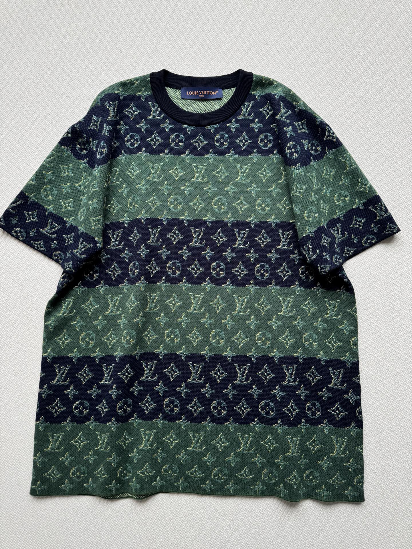 LouisVuitto*🆕新款，提花logo针织短袖💚💙休闲宽松版型～男女同款情侣👫S-XL.
