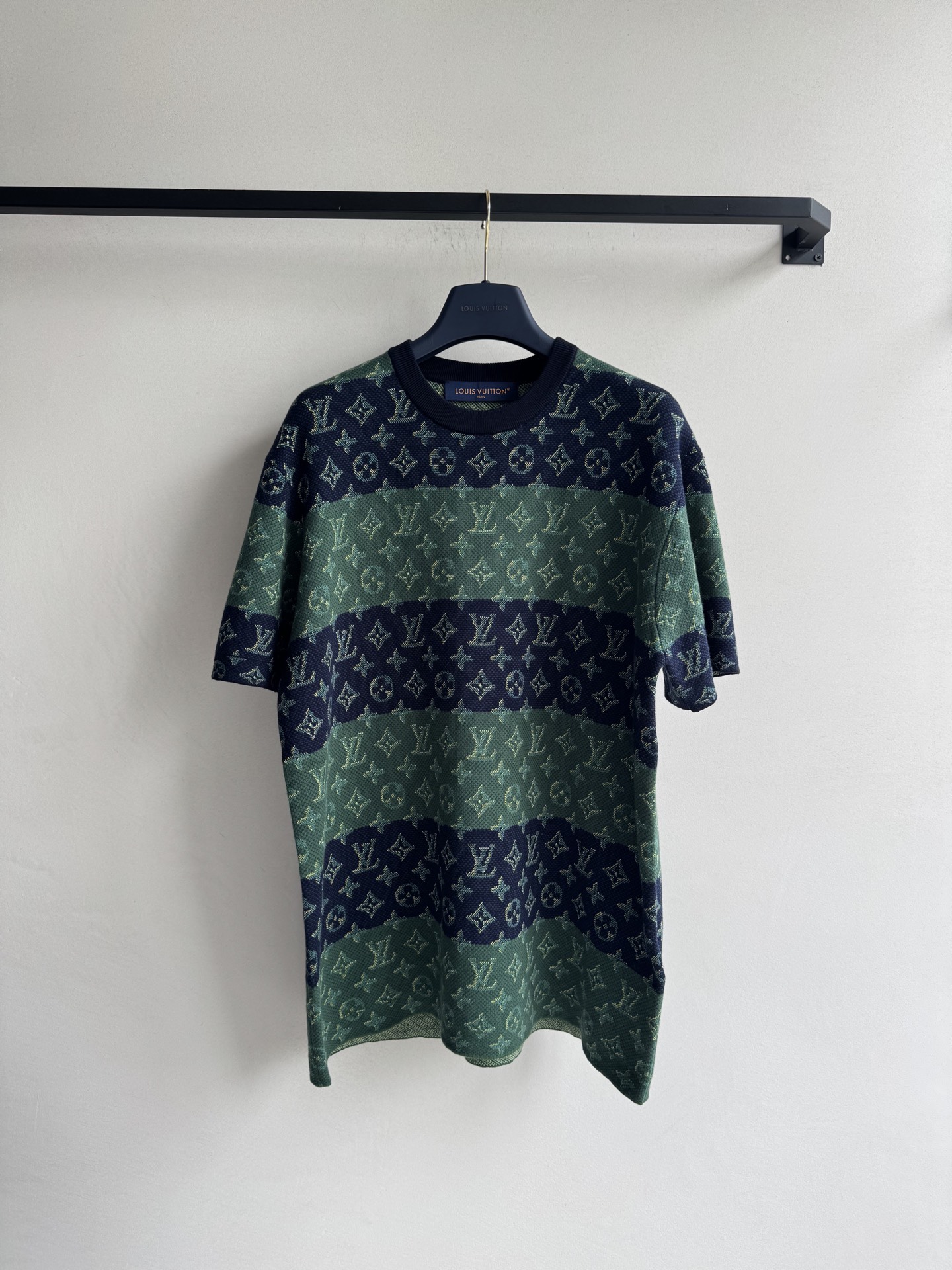 LouisVuitto*🆕新款，提花logo针织短袖💚💙休闲宽松版型～男女同款情侣👫S-XL.