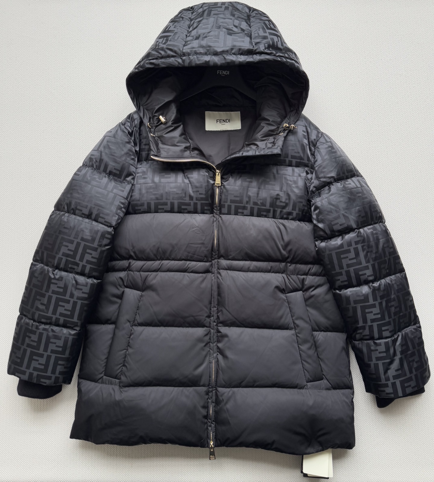 Fend*🆕新款羽绒服外套保暖性极佳，一件即可抵御寒冬。采用连帽宽松版型，内里暗藏抽绳设计，既能勾勒腰线