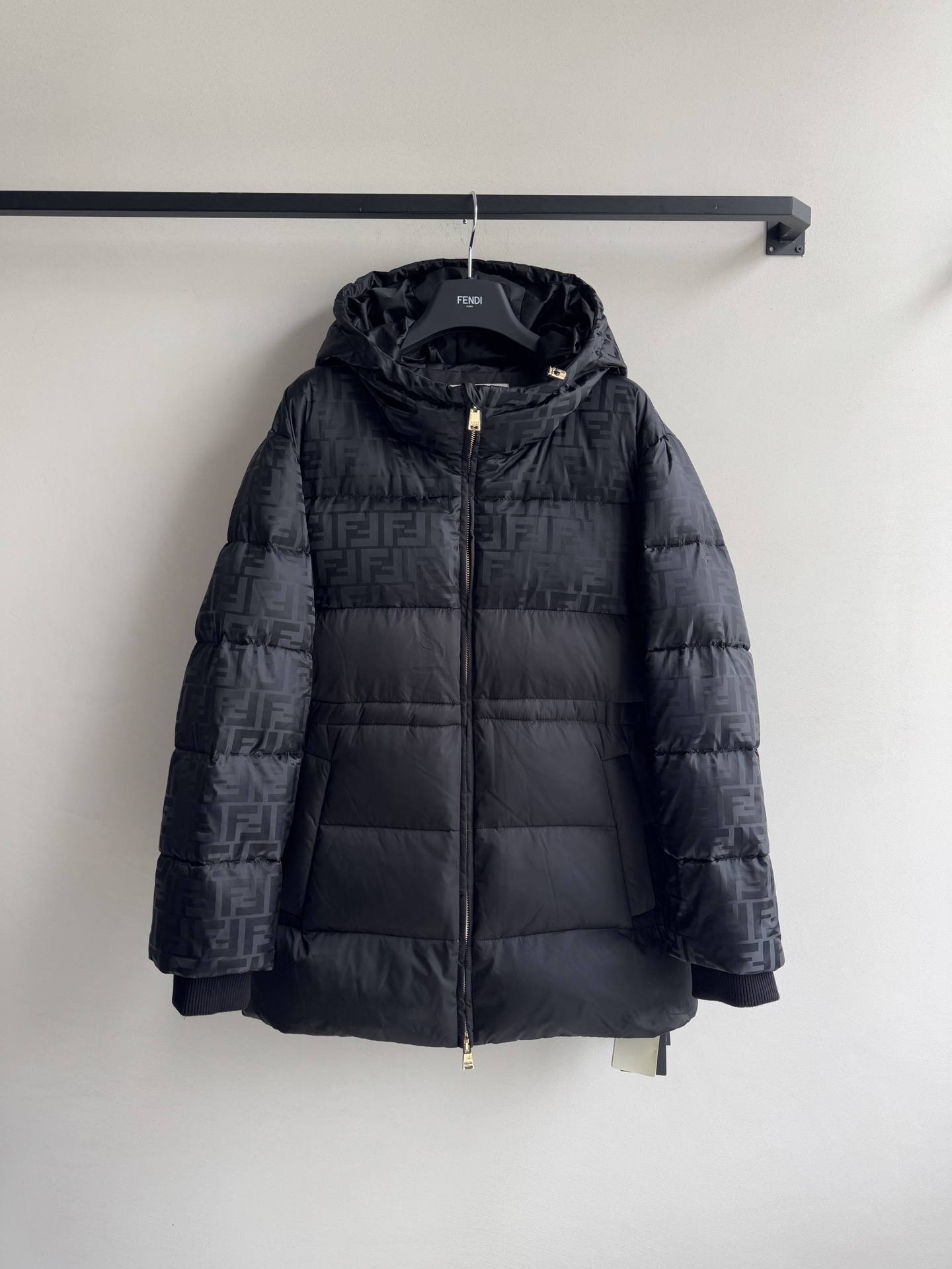 Fend*🆕新款羽绒服外套保暖性极佳，一件即可抵御寒冬。采用连帽宽松版型，内里暗藏抽绳设计，既能勾勒腰线