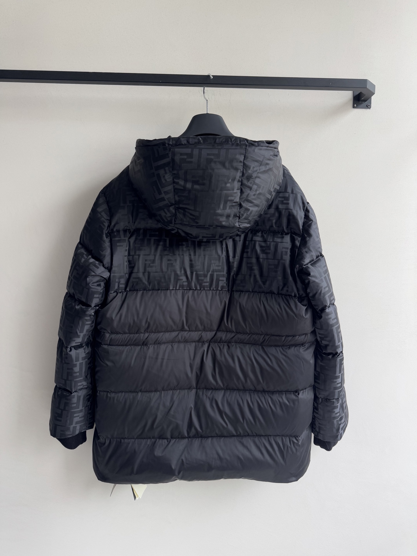 Fend*🆕新款羽绒服外套保暖性极佳，一件即可抵御寒冬。采用连帽宽松版型，内里暗藏抽绳设计，既能勾勒腰线