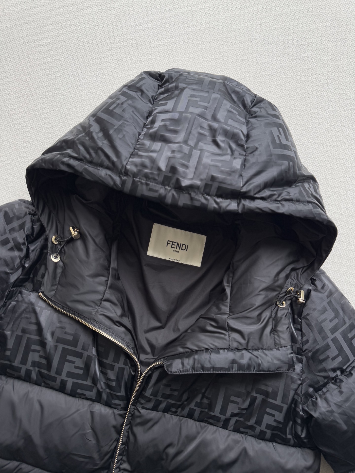 Fend*🆕新款羽绒服外套保暖性极佳，一件即可抵御寒冬。采用连帽宽松版型，内里暗藏抽绳设计，既能勾勒腰线