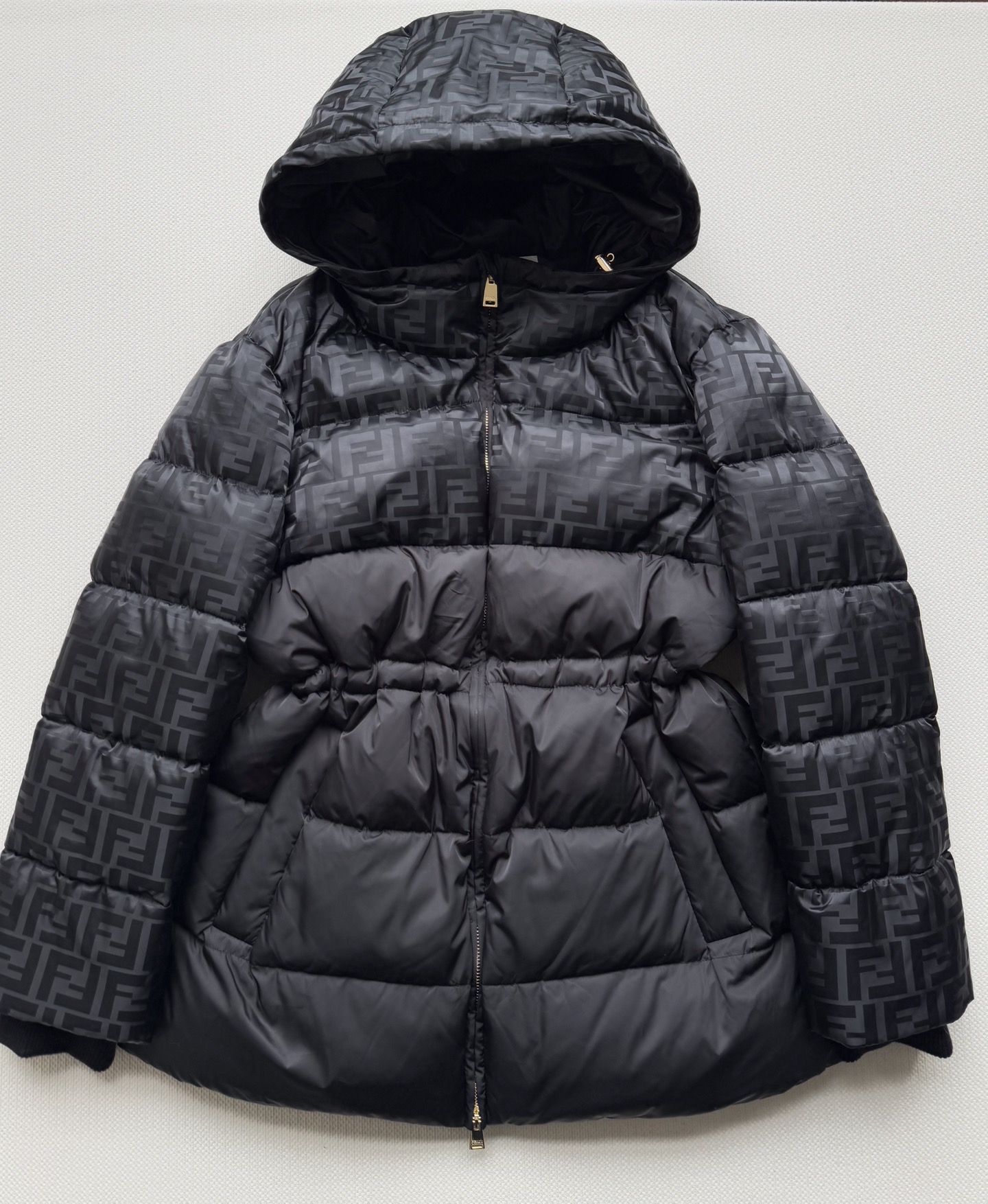 Fend*🆕新款羽绒服外套保暖性极佳，一件即可抵御寒冬。采用连帽宽松版型，内里暗藏抽绳设计，既能勾勒腰线