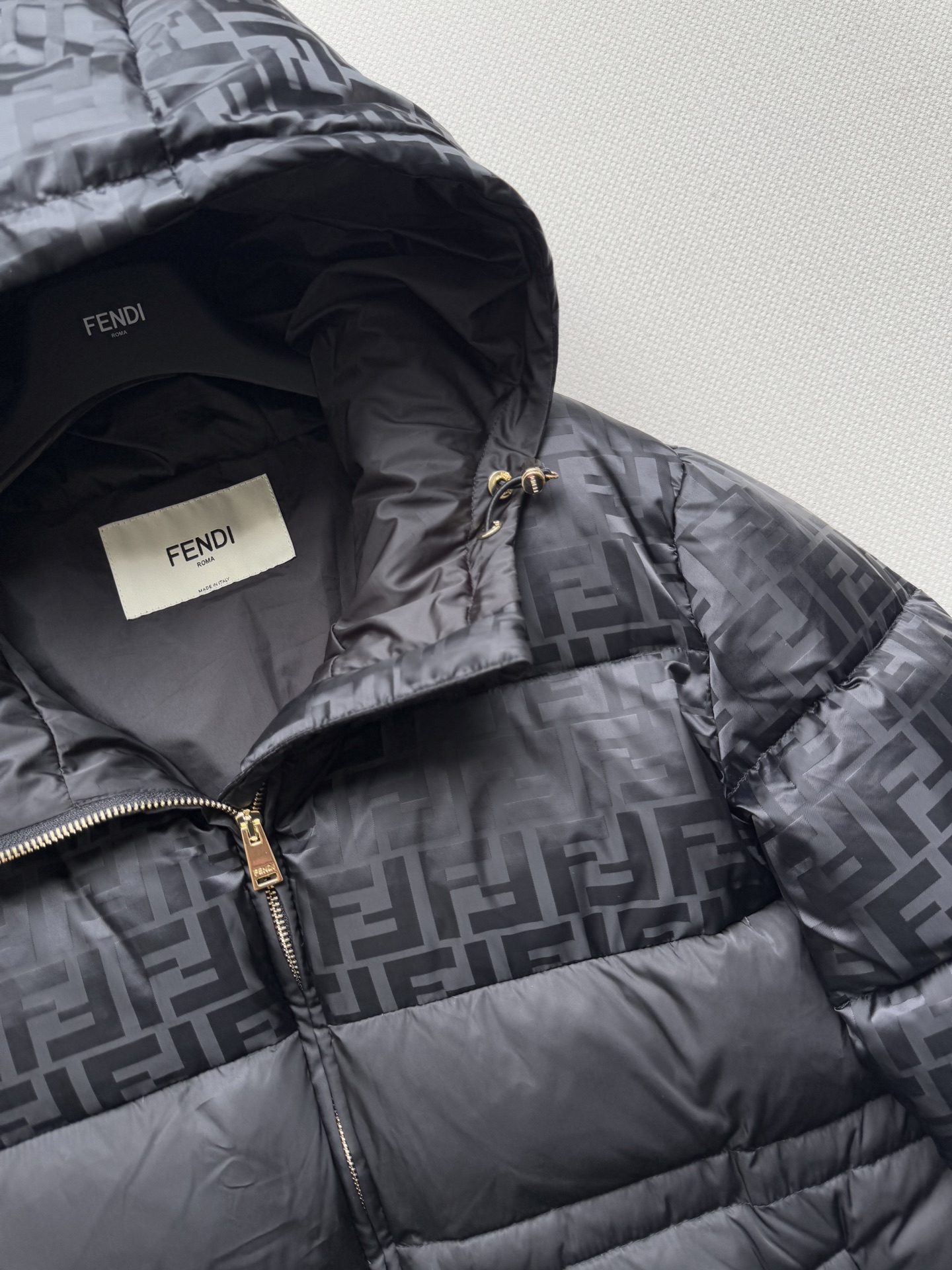 Fend*🆕新款羽绒服外套保暖性极佳，一件即可抵御寒冬。采用连帽宽松版型，内里暗藏抽绳设计，既能勾勒腰线