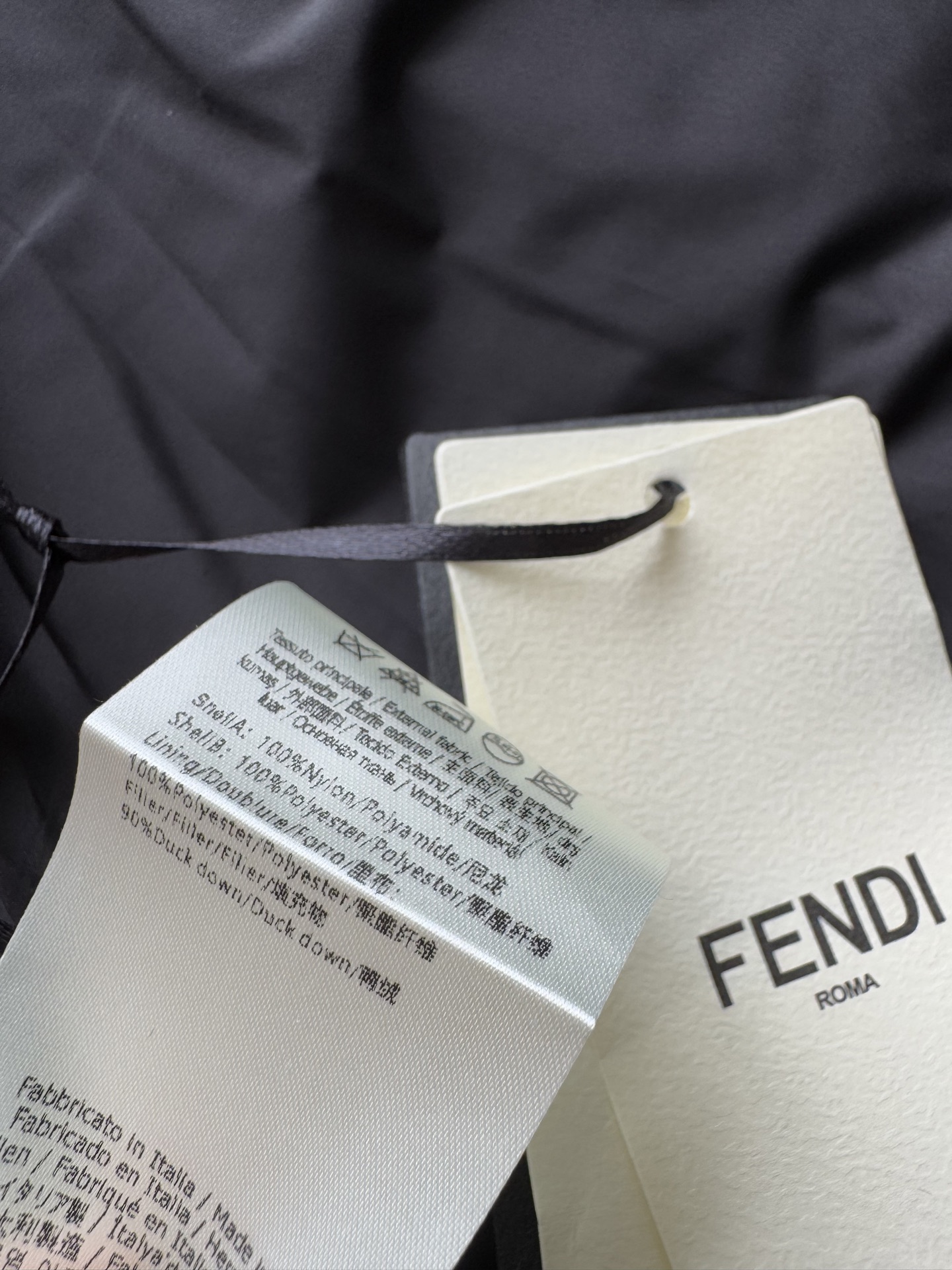 Fend*🆕新款羽绒服外套保暖性极佳，一件即可抵御寒冬。采用连帽宽松版型，内里暗藏抽绳设计，既能勾勒腰线