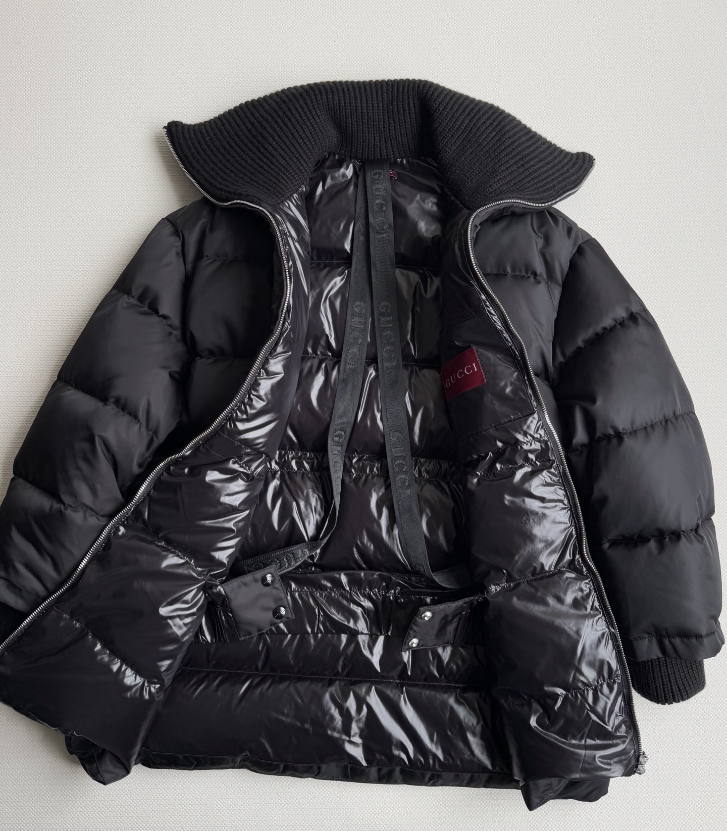 Gucc*🆕羽绒服外套黑色饰品牌标识精细尼龙华达呢，将廓形的力量感与实用主义巧妙融合。甄选顶级面料，轻盈