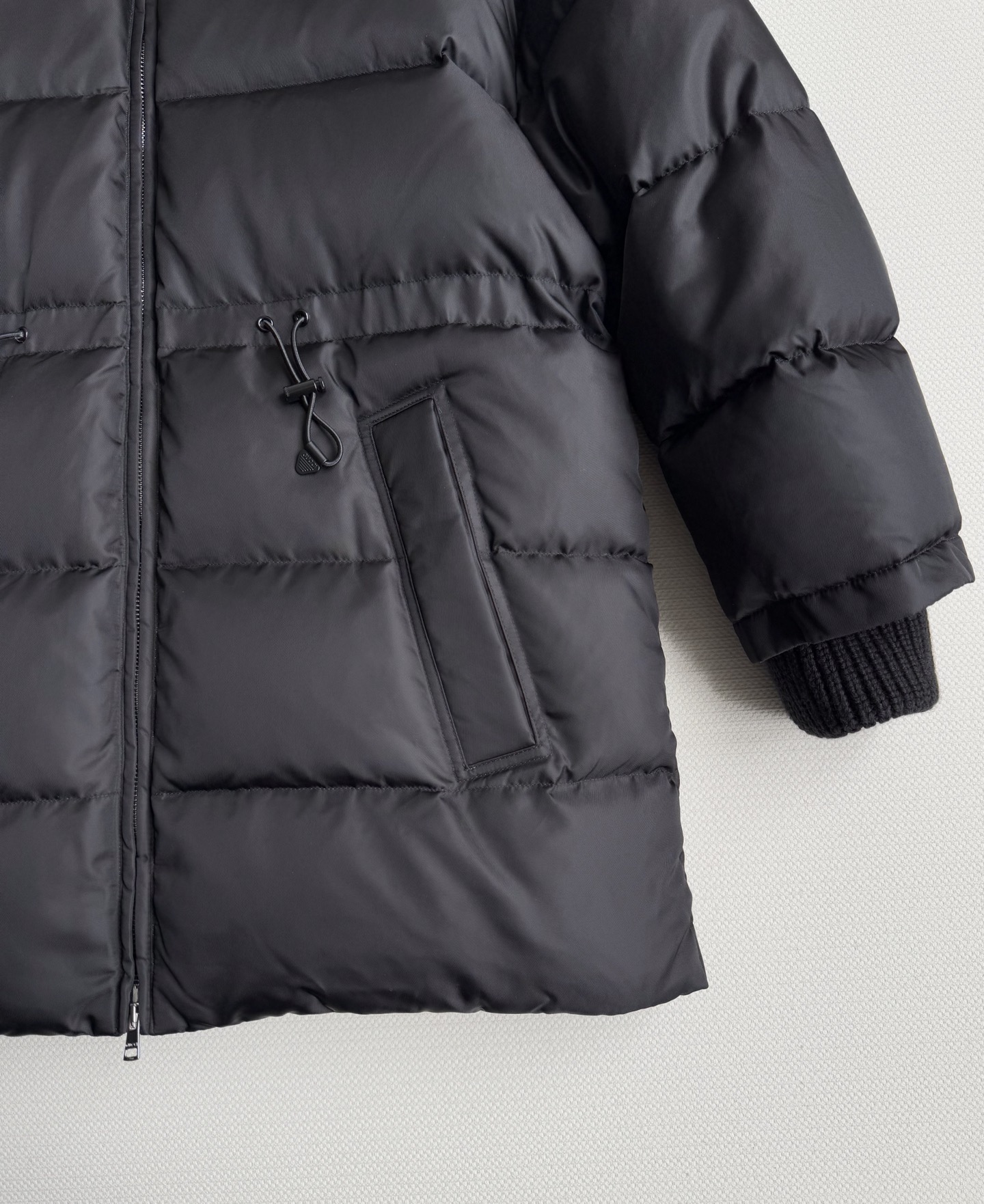 Gucc*🆕羽绒服外套黑色饰品牌标识精细尼龙华达呢，将廓形的力量感与实用主义巧妙融合。甄选顶级面料，轻盈