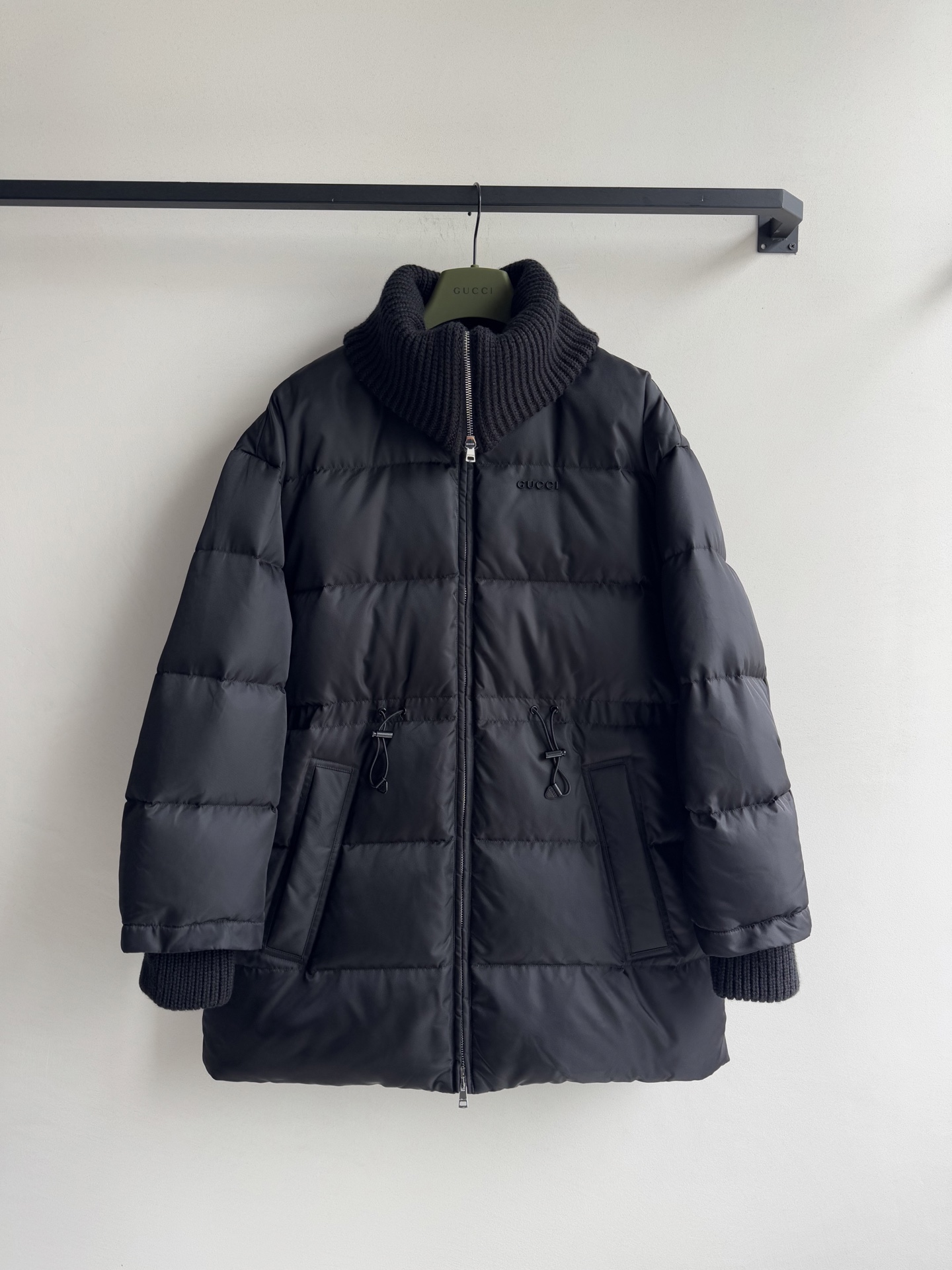 Gucc*🆕羽绒服外套黑色饰品牌标识精细尼龙华达呢，将廓形的力量感与实用主义巧妙融合。甄选顶级面料，轻盈