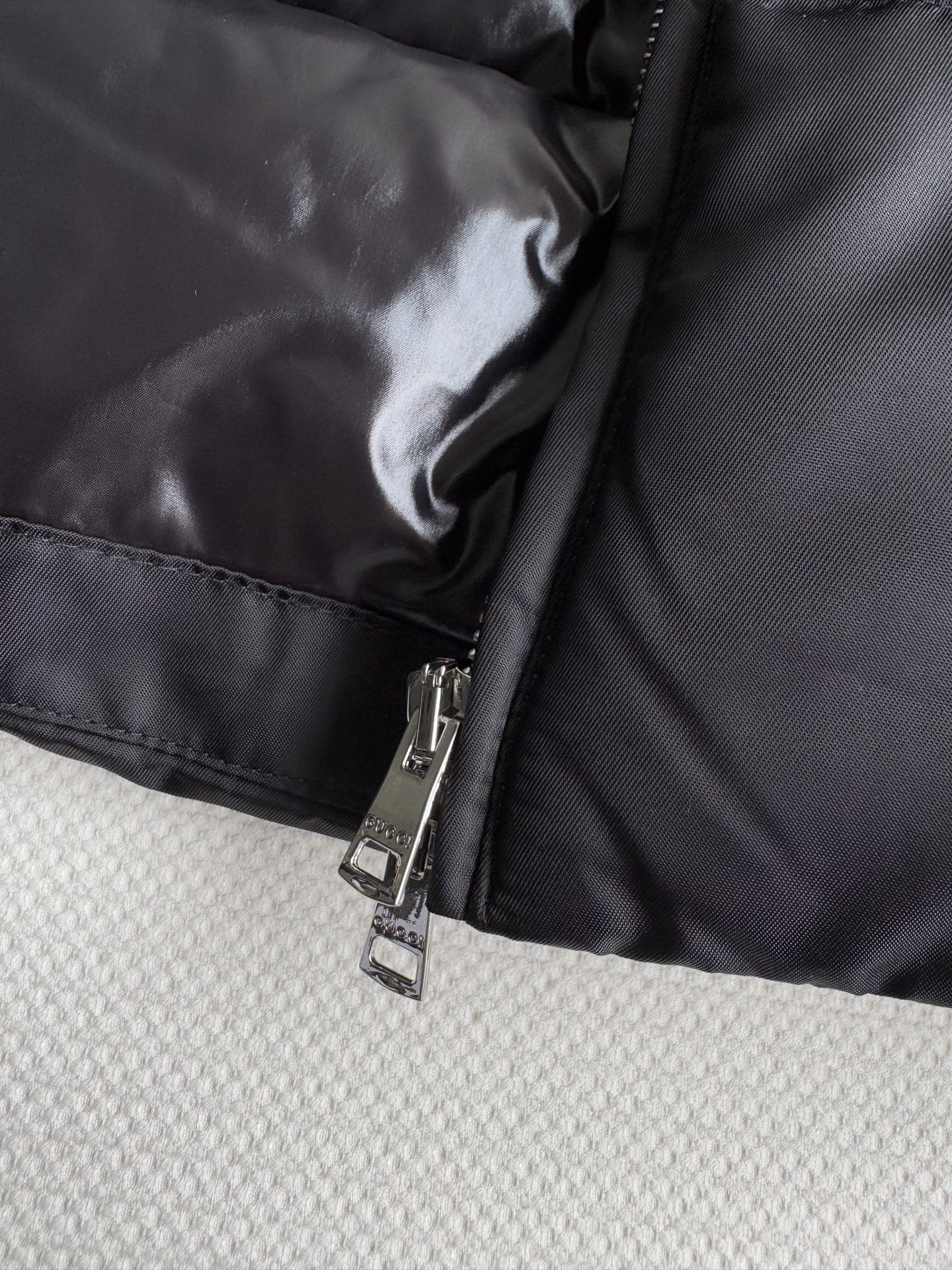 Gucc*🆕羽绒服外套黑色饰品牌标识精细尼龙华达呢，将廓形的力量感与实用主义巧妙融合。甄选顶级面料，轻盈