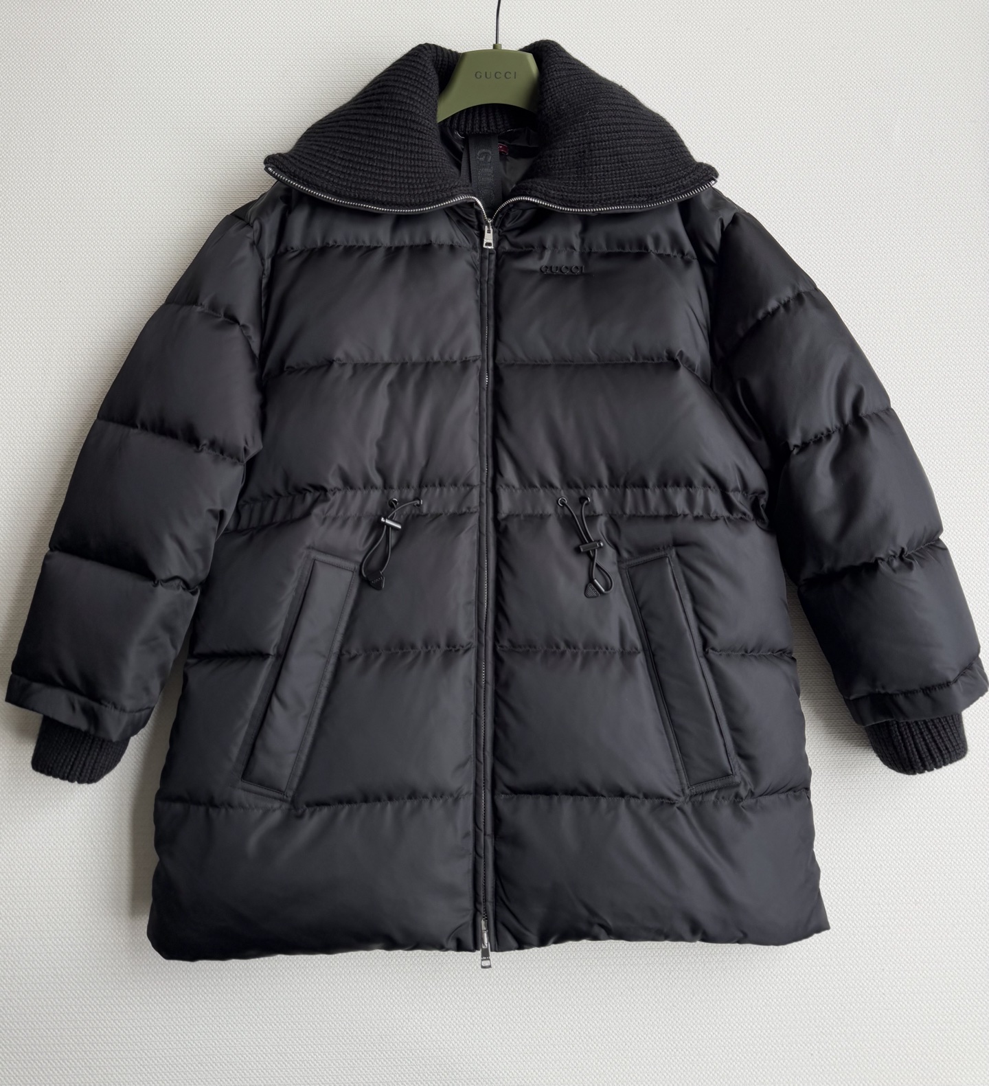 Gucc*🆕羽绒服外套黑色饰品牌标识精细尼龙华达呢，将廓形的力量感与实用主义巧妙融合。甄选顶级面料，轻盈