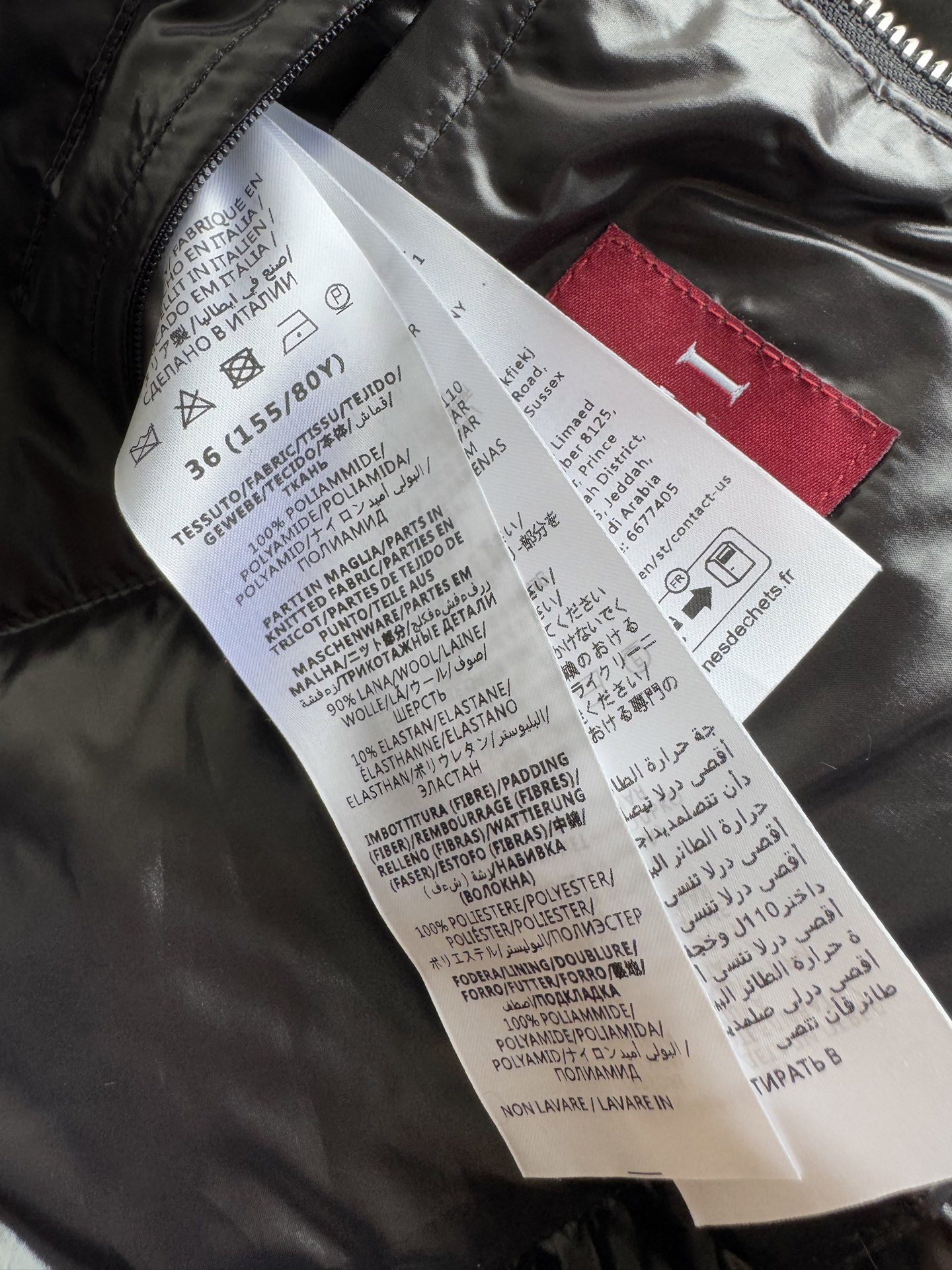 Gucc*🆕羽绒服外套黑色饰品牌标识精细尼龙华达呢，将廓形的力量感与实用主义巧妙融合。甄选顶级面料，轻盈