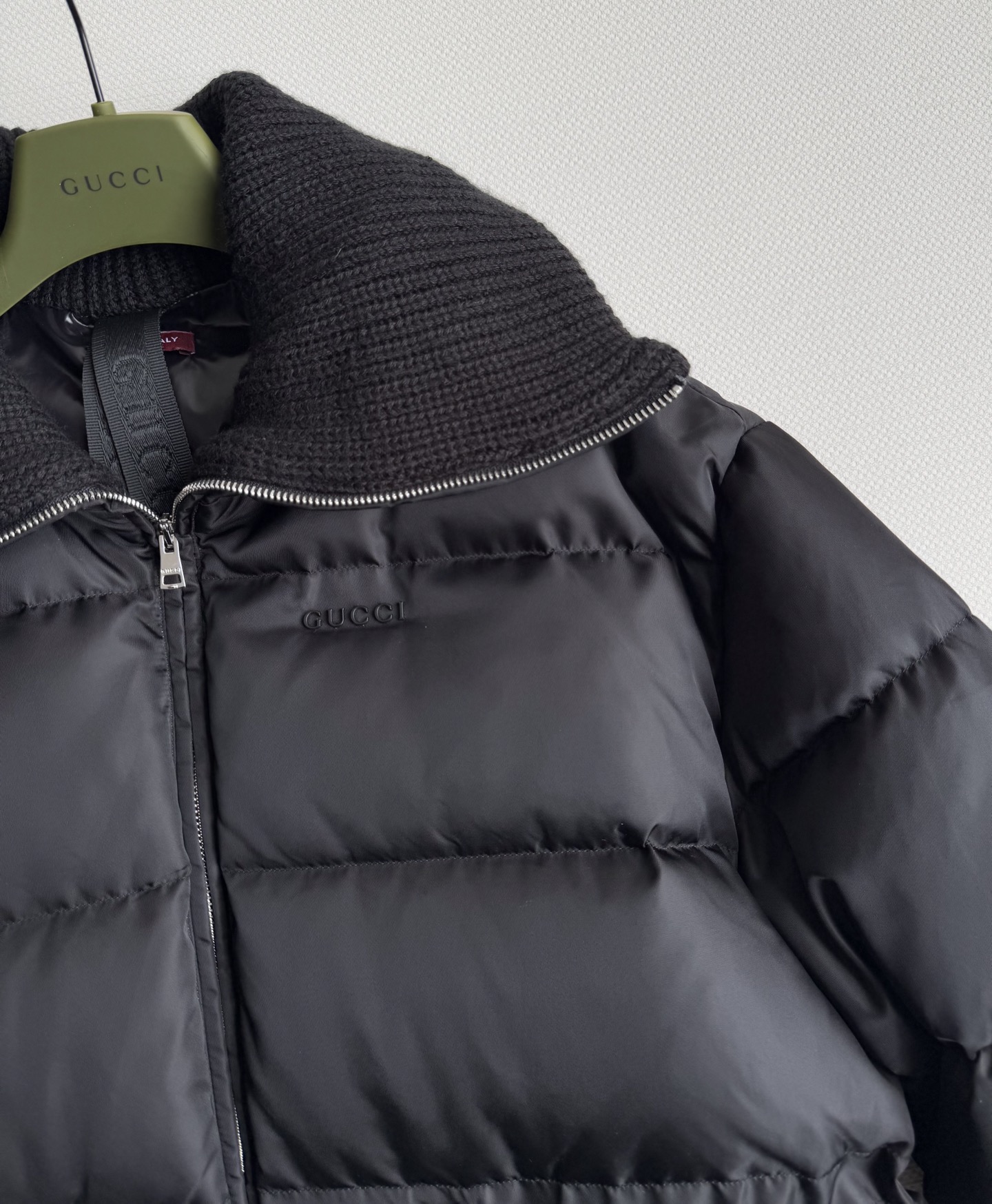 Gucc*🆕羽绒服外套黑色饰品牌标识精细尼龙华达呢，将廓形的力量感与实用主义巧妙融合。甄选顶级面料，轻盈