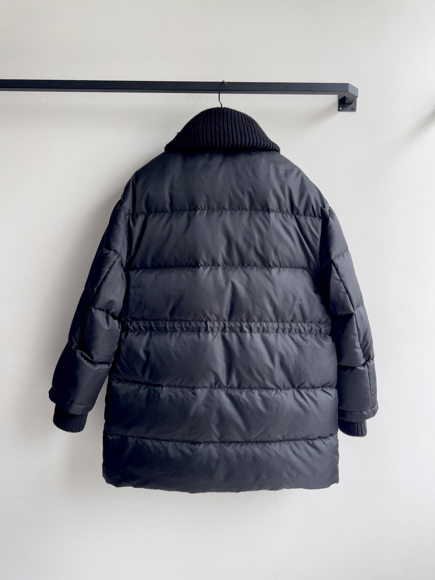 Gucc*🆕羽绒服外套黑色饰品牌标识精细尼龙华达呢，将廓形的力量感与实用主义巧妙融合。甄选顶级面料，轻盈