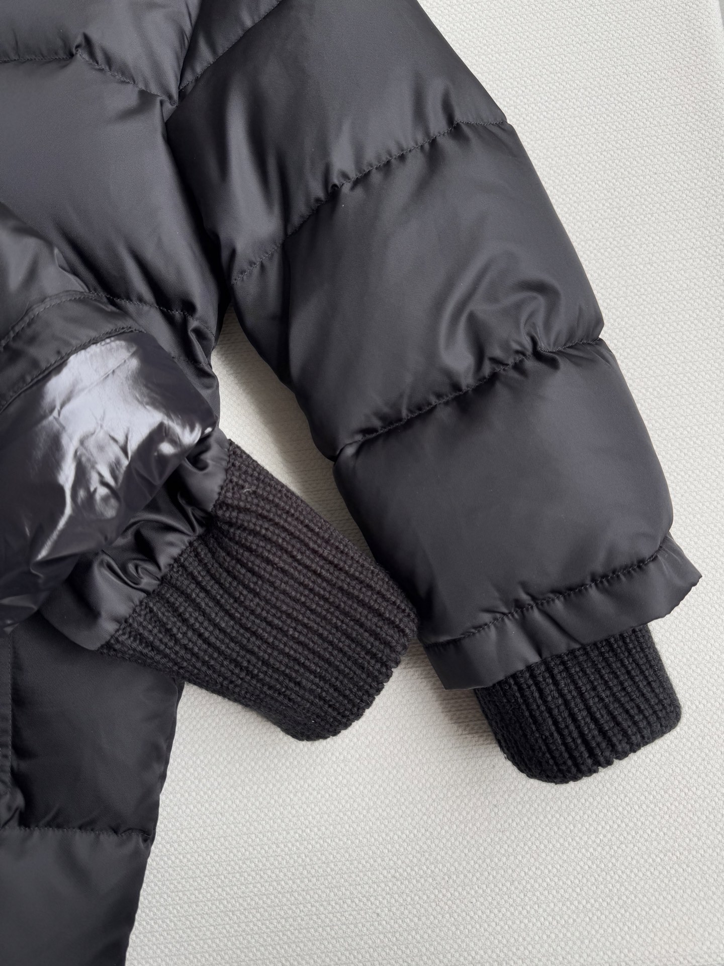 Gucc*🆕羽绒服外套黑色饰品牌标识精细尼龙华达呢，将廓形的力量感与实用主义巧妙融合。甄选顶级面料，轻盈