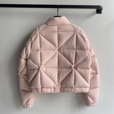 Moncle*🆕新款羽绒服,百搭而不会过时,款型简约而不简单,对于各种年龄段都能接受。立体修身裁剪,版型 Moncle*🆕新款羽绒服,百搭而不会过时,款型简约而不简单,对于各种年龄段都能接受。立体修身裁剪,版型