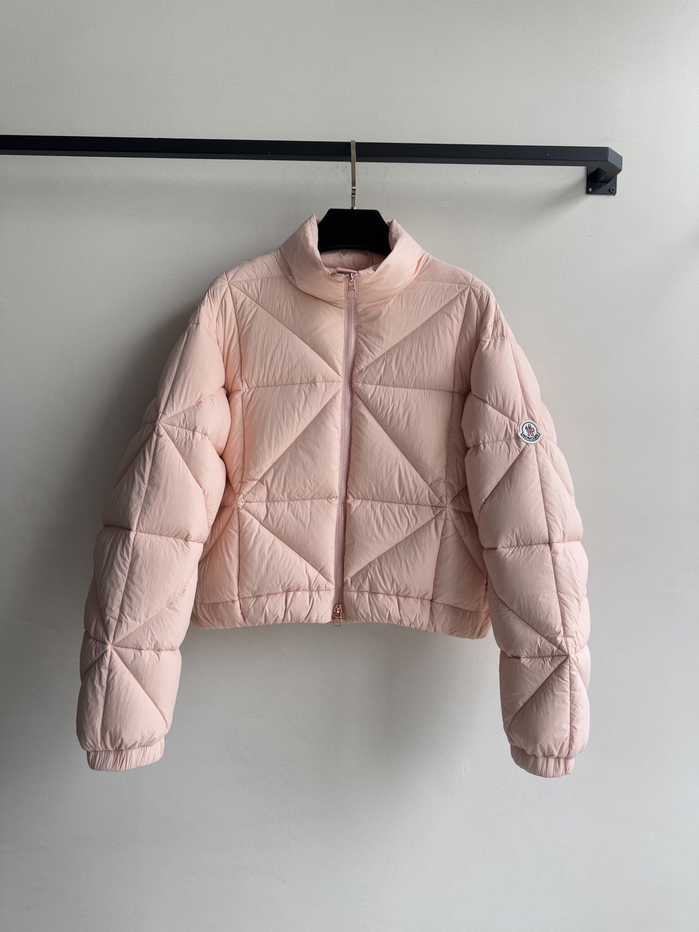 Moncle*🆕新款羽绒服，百搭而不会过时，款型简约而不简单，对于各种年龄段都能接受。立体修身裁剪，版型
