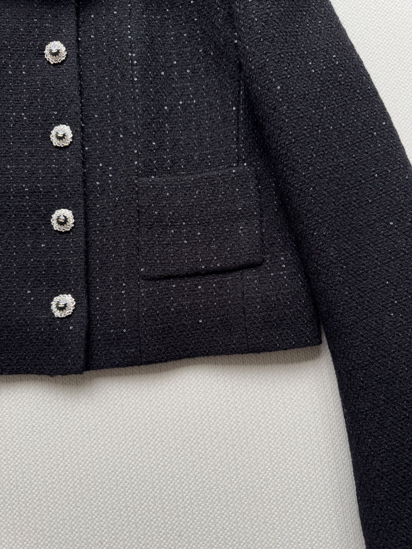 Elegant Chanel-Style Tweed Jacket - Versatile & Chic Outerwear for Women 7 i1762322819000 2243 0 5