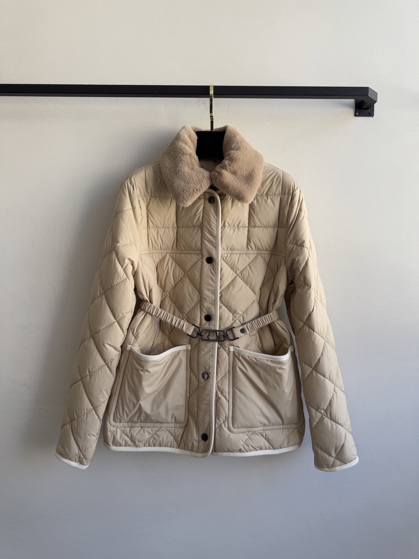 Moncle*🆕新款羽绒服，白鹅绒填充，腰带显瘦修身2⃣️色ＳＭＬ.