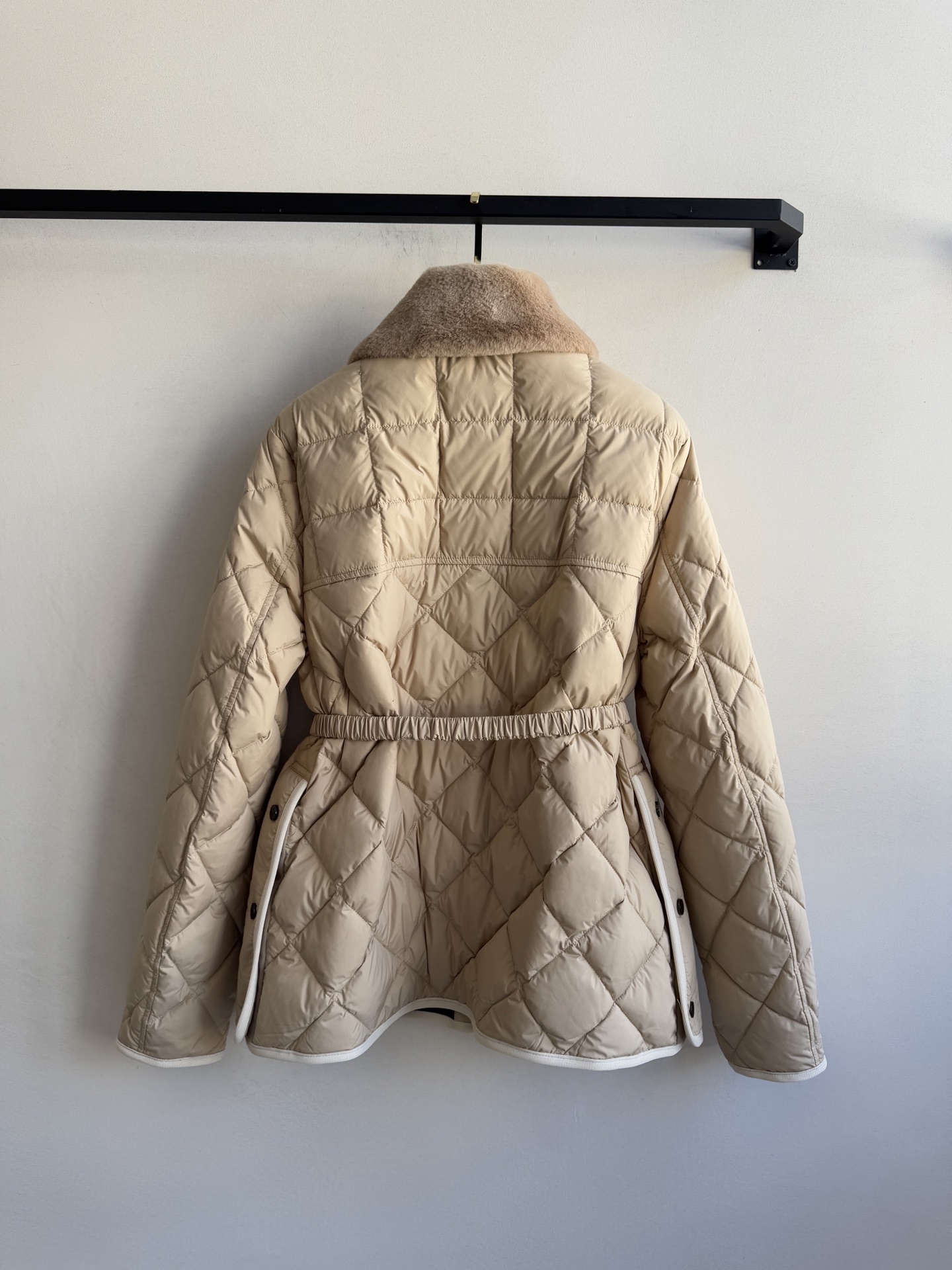 Moncle*🆕新款羽绒服，白鹅绒填充，腰带显瘦修身2⃣️色ＳＭＬ.