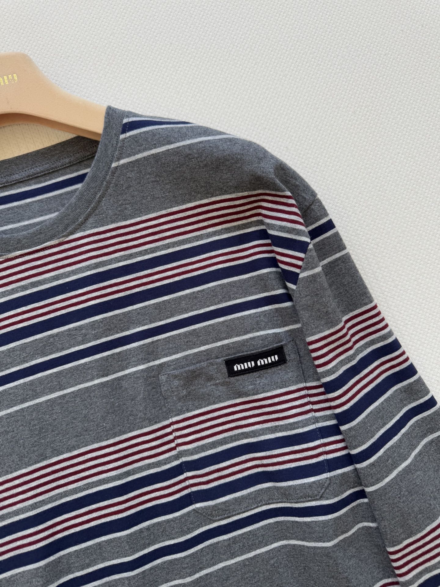 MiuMi* 25Fw秋冬新款 复古撞色条纹长袖T恤丨⚠原版开发！高版出品！采用柔软亲肤的棉感面料，秋冬
