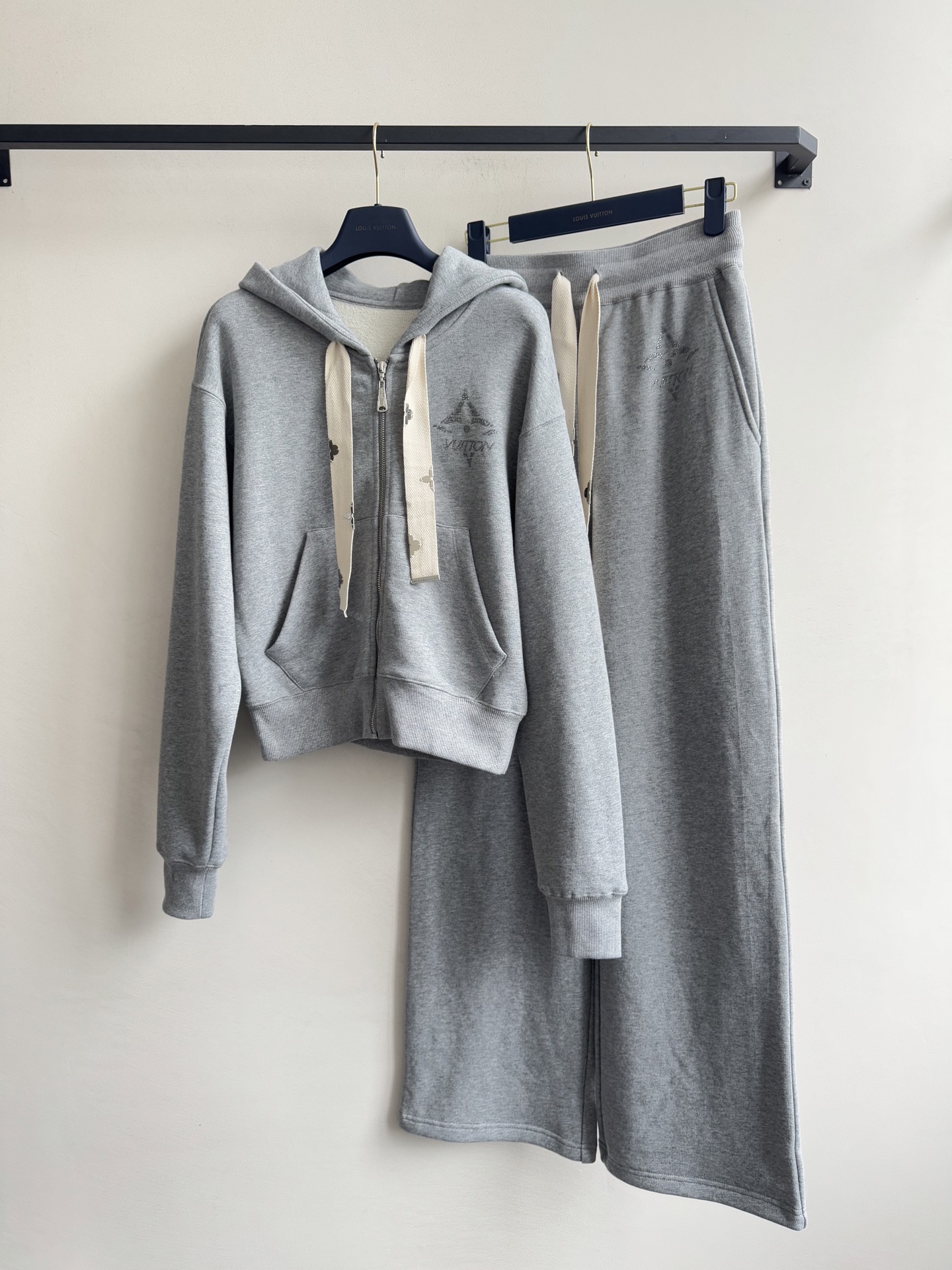 Louis Vuitto*🆕2025新品上架连帽卫衣！定制YB进口原生全棉材质光泽舒适垂顺饰以胸前标志性