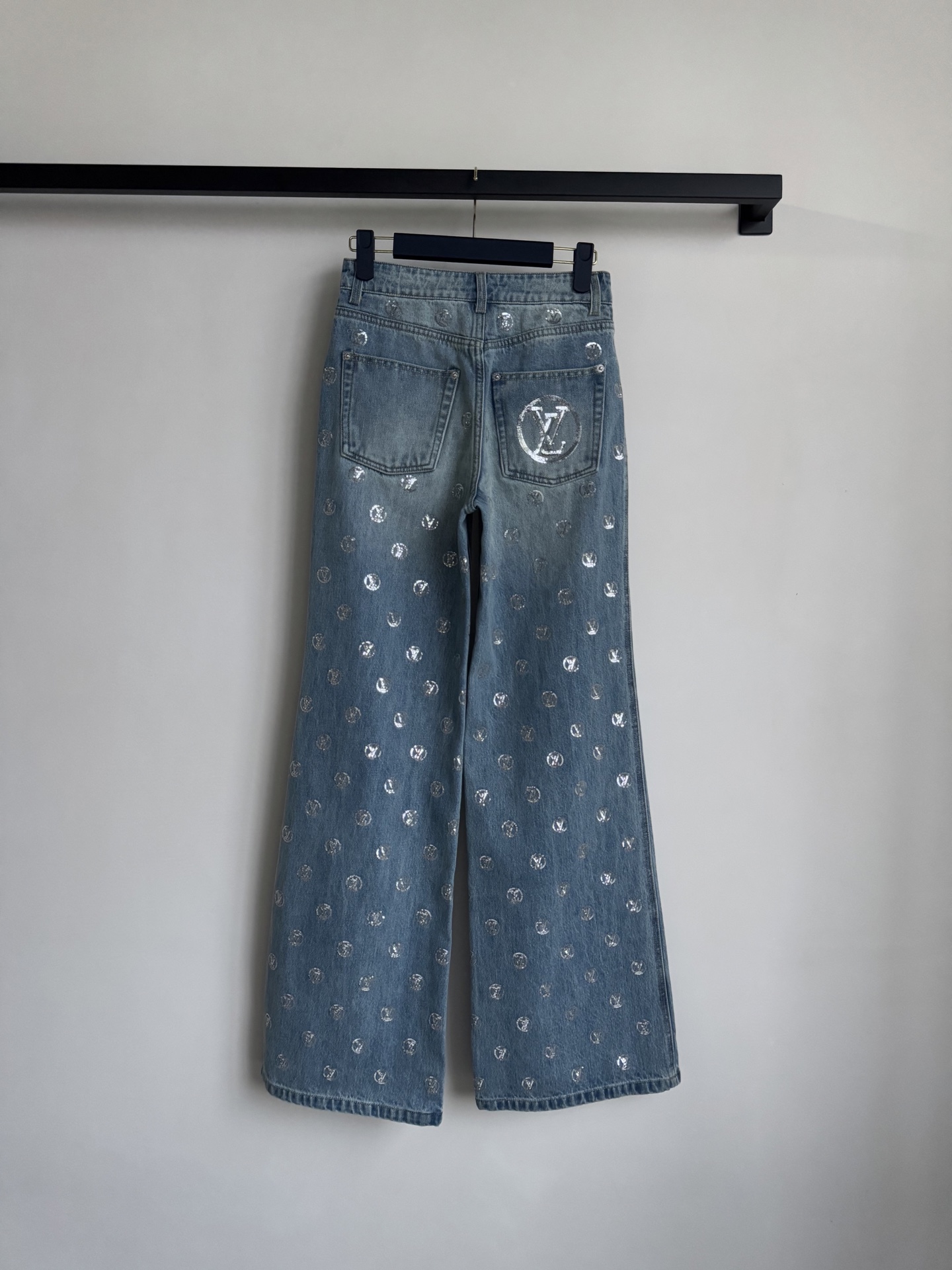LouisVuitto*🆕SKI系列烫钻牛仔裤，浅蓝色牛仔布+精致刺绣珠片loho钻，俏皮优雅兼具计。中
