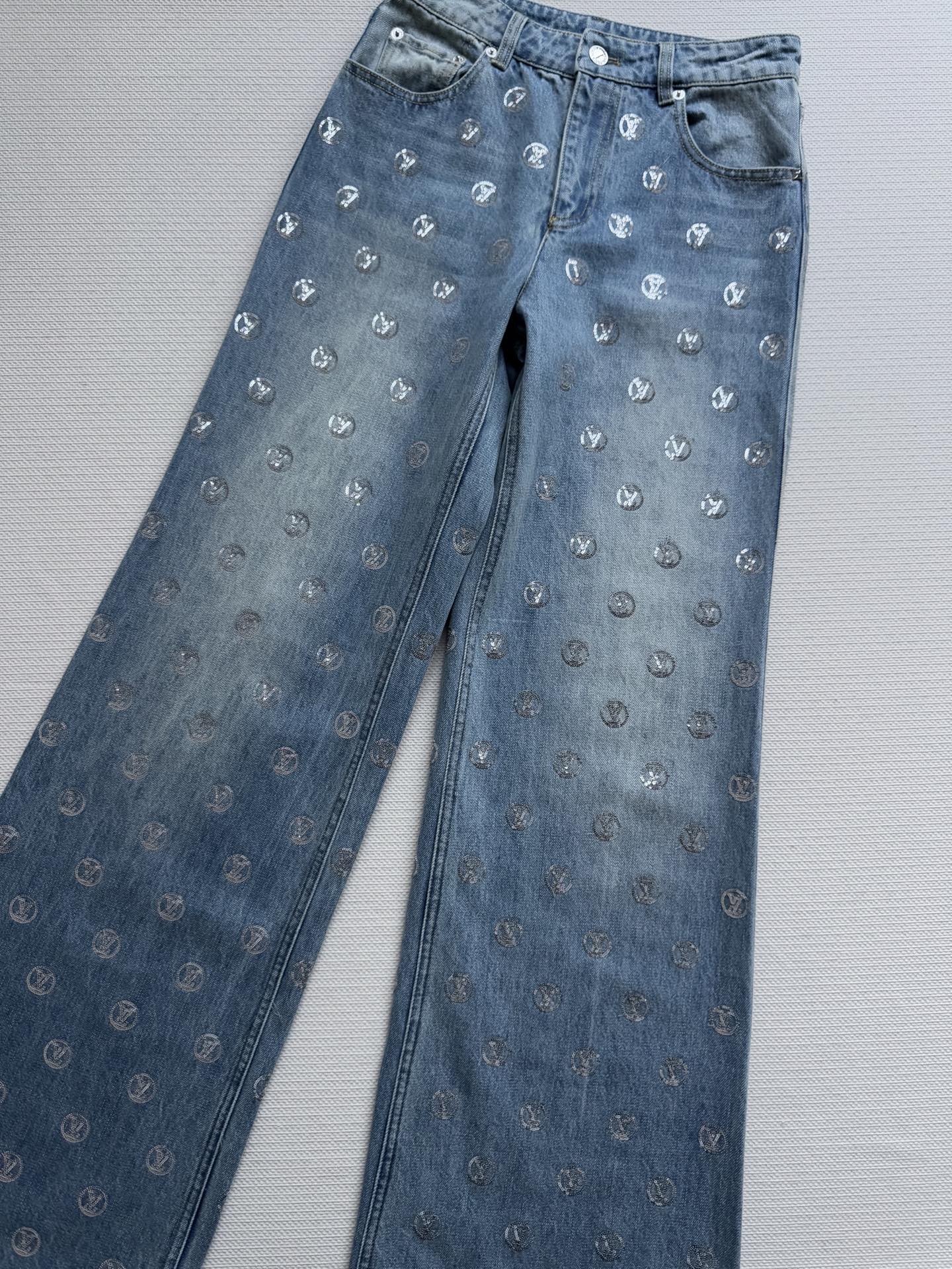 LouisVuitto*🆕SKI系列烫钻牛仔裤，浅蓝色牛仔布+精致刺绣珠片loho钻，俏皮优雅兼具计。中