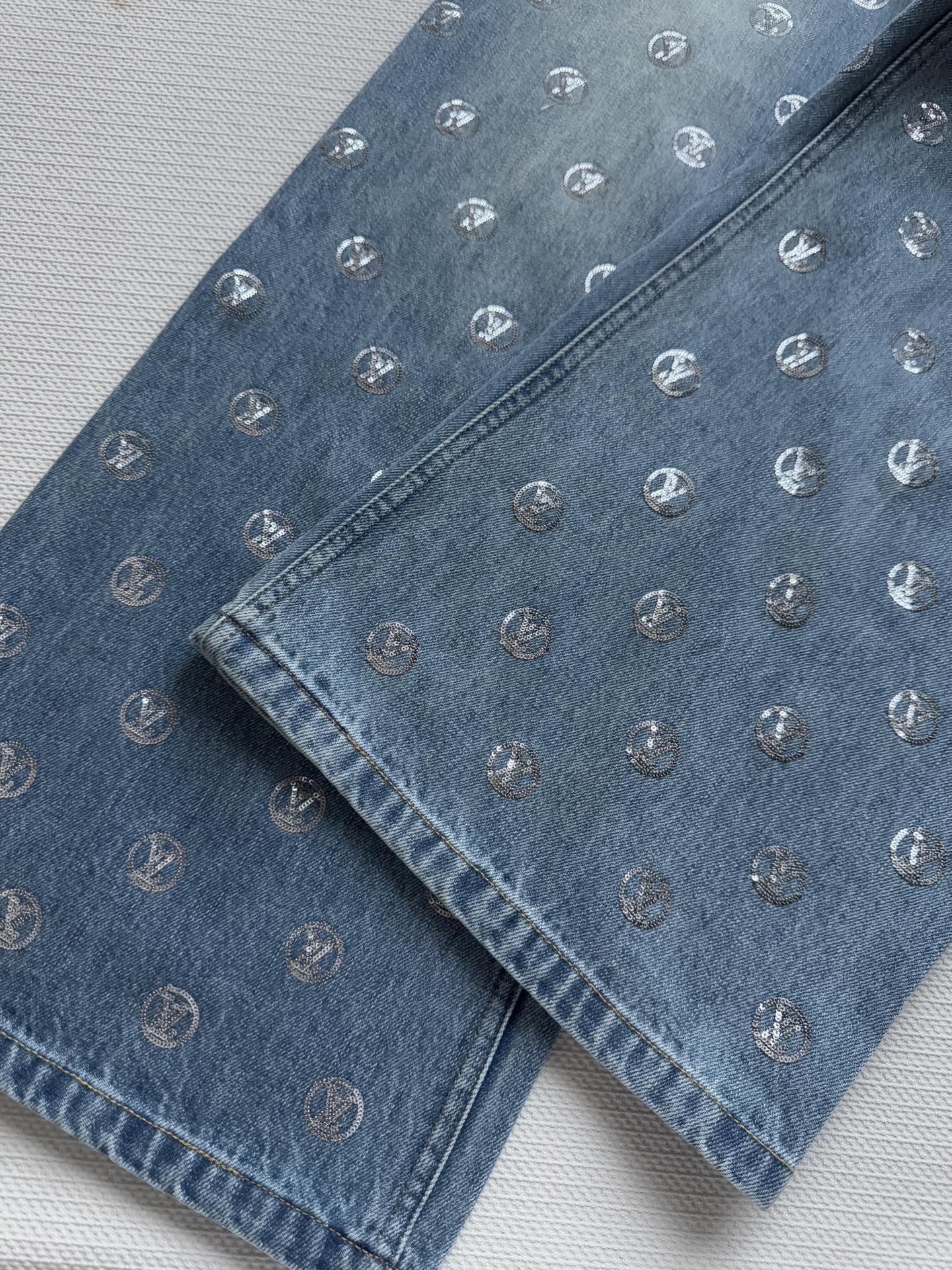 LouisVuitto*🆕SKI系列烫钻牛仔裤，浅蓝色牛仔布+精致刺绣珠片loho钻，俏皮优雅兼具计。中