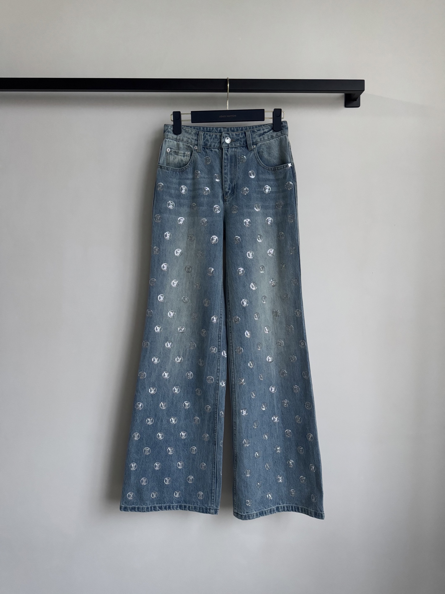 LouisVuitto*🆕SKI系列烫钻牛仔裤，浅蓝色牛仔布+精致刺绣珠片loho钻，俏皮优雅兼具计。中
