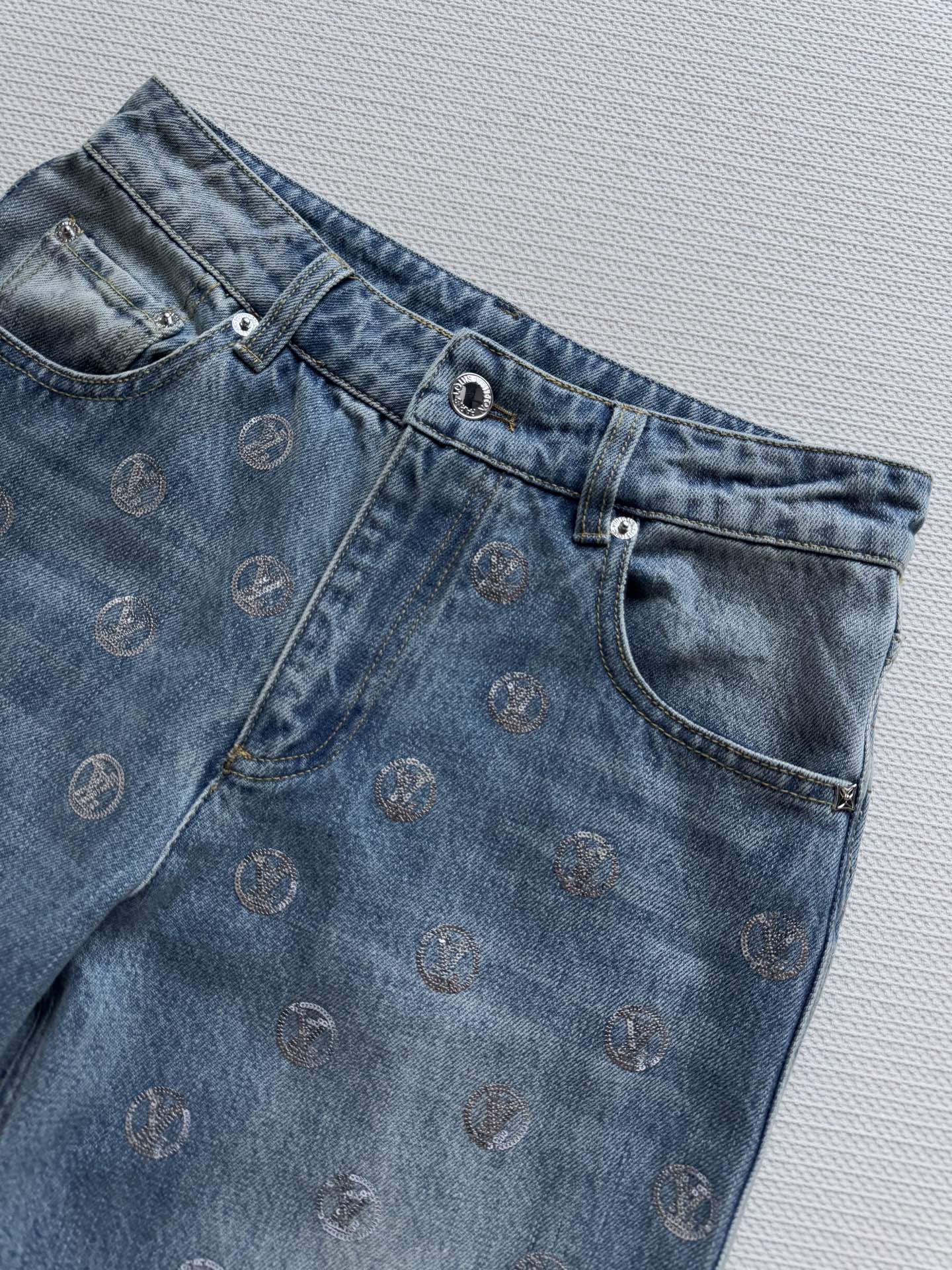 LouisVuitto*🆕SKI系列烫钻牛仔裤，浅蓝色牛仔布+精致刺绣珠片loho钻，俏皮优雅兼具计。中