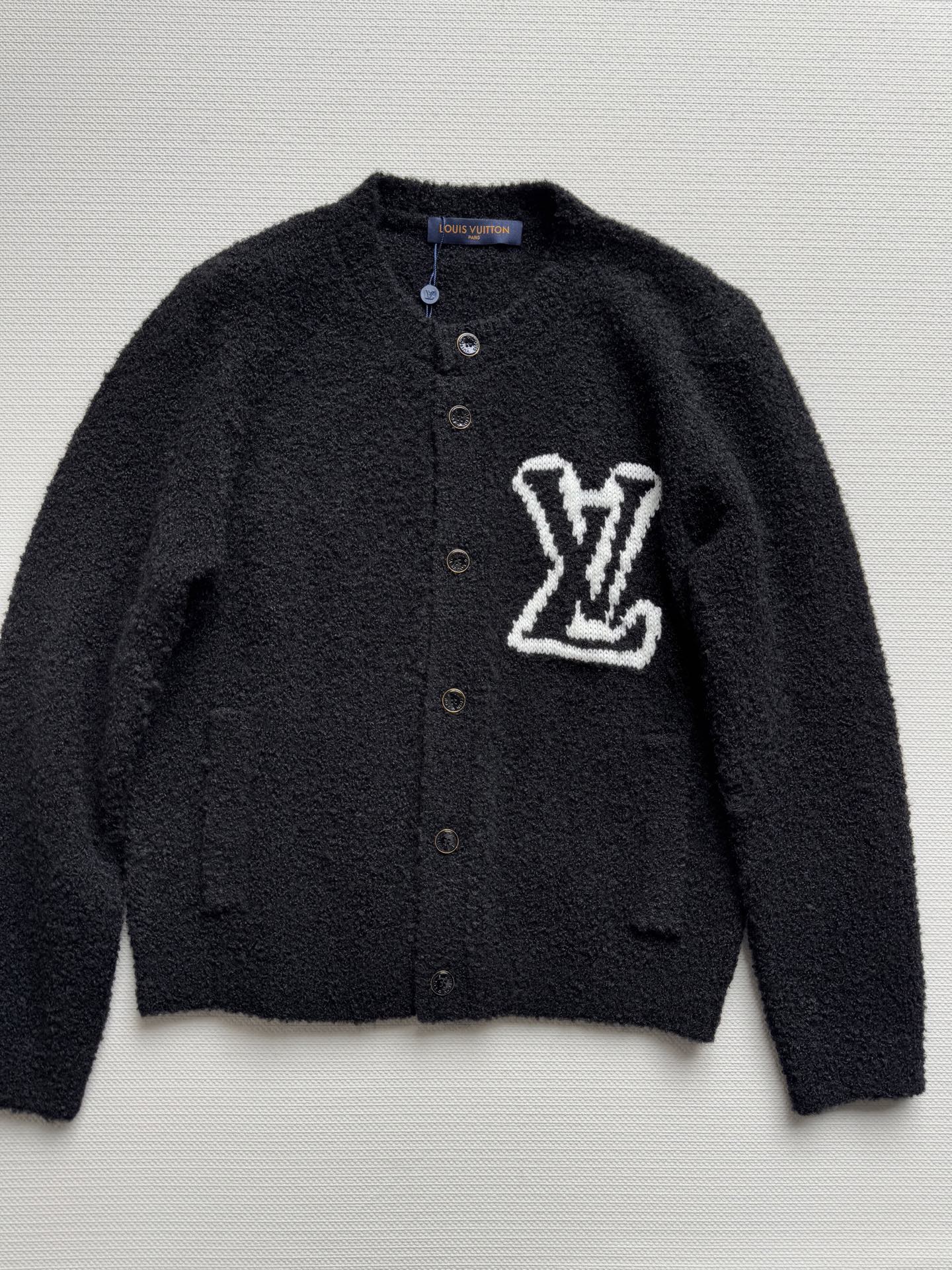 LouisVuitto*🆕新款，休闲时尚开衫，绵羊毛面料好舒服👍ＳＭＬ.