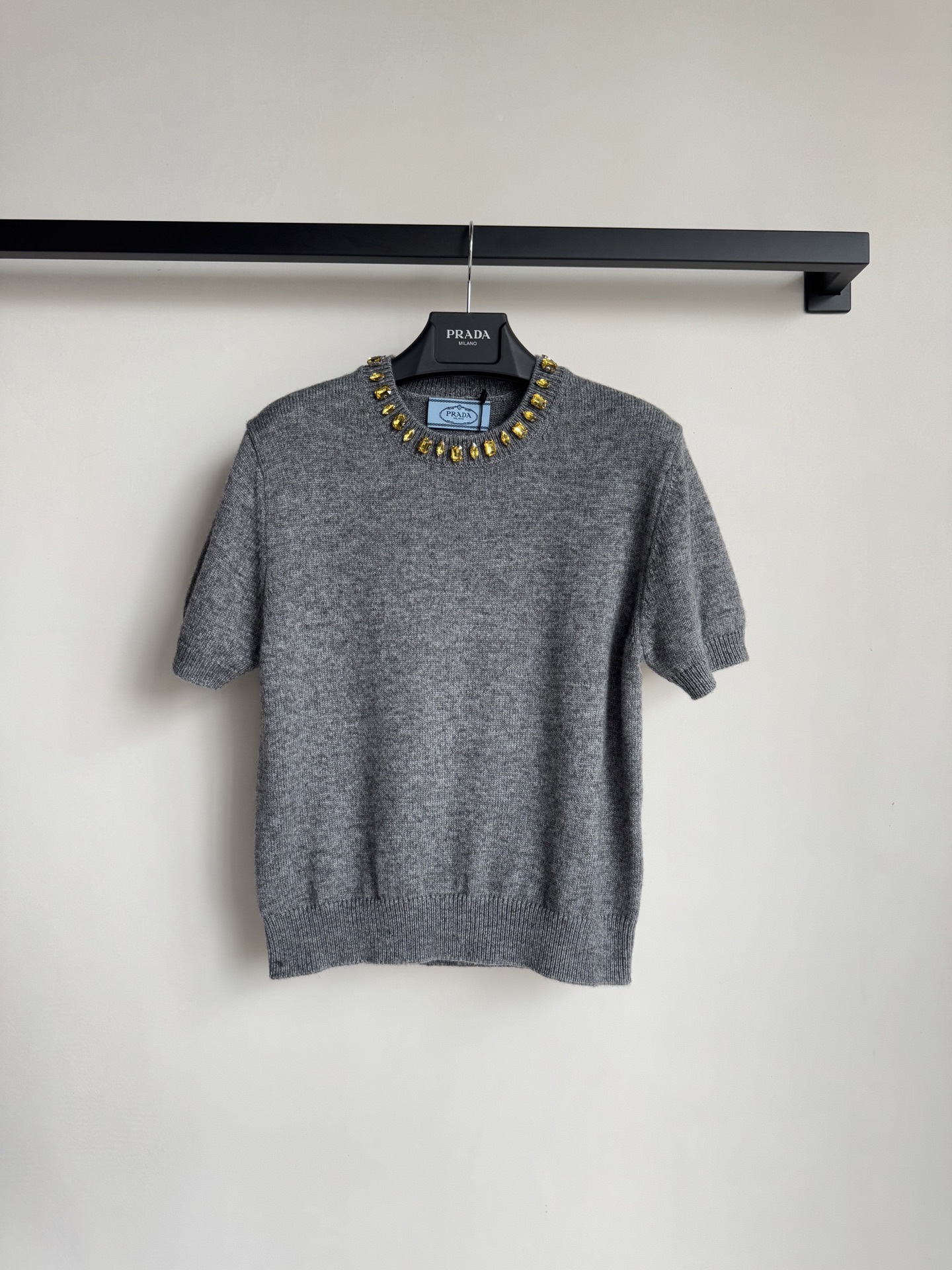 Prad*🆕新款，羊绒➕羊毛混纺针织短袖，叠穿打底搭配都好好看👏ＳＭＬ.