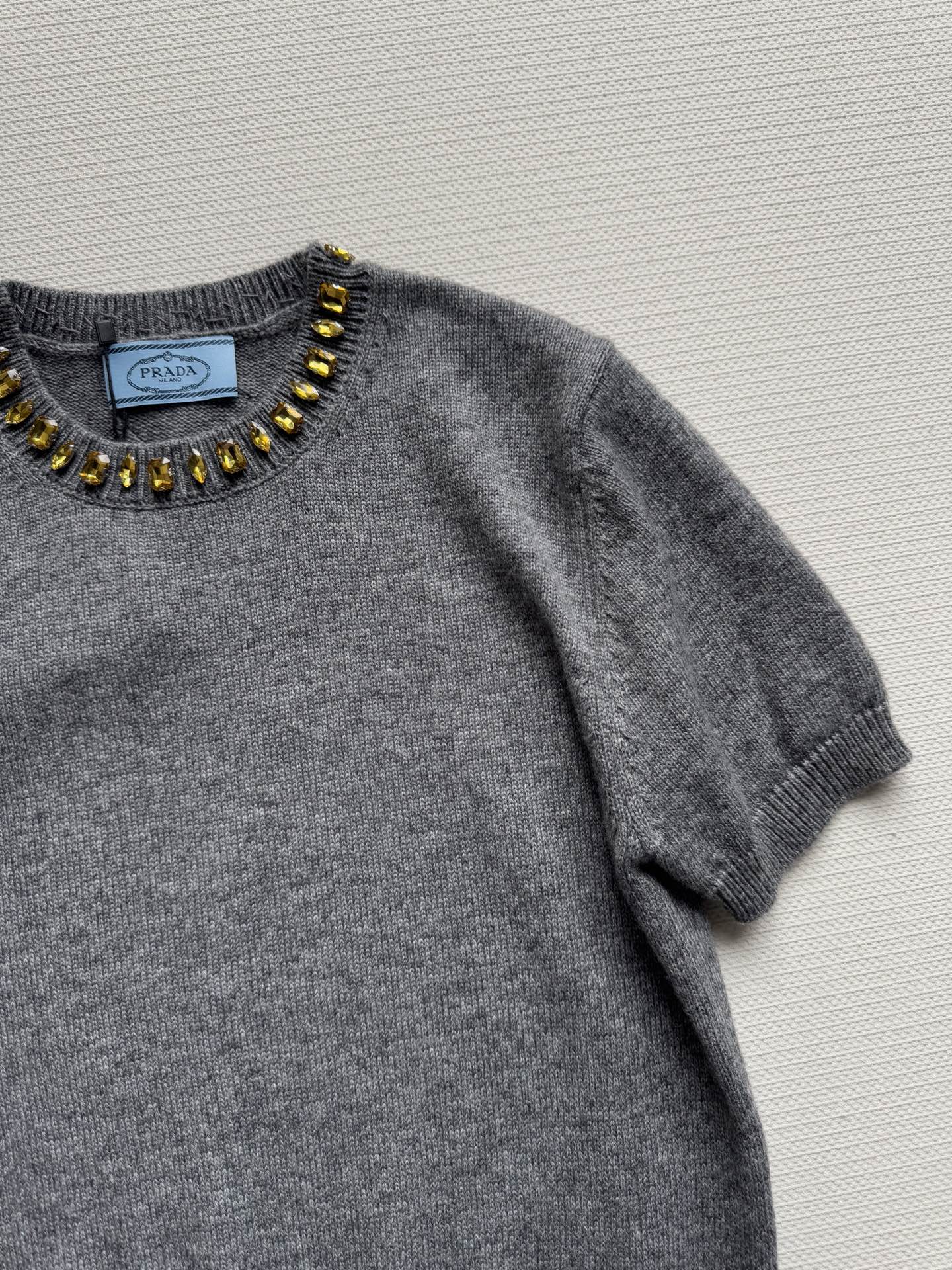 Prad*🆕新款，羊绒➕羊毛混纺针织短袖，叠穿打底搭配都好好看👏ＳＭＬ.
