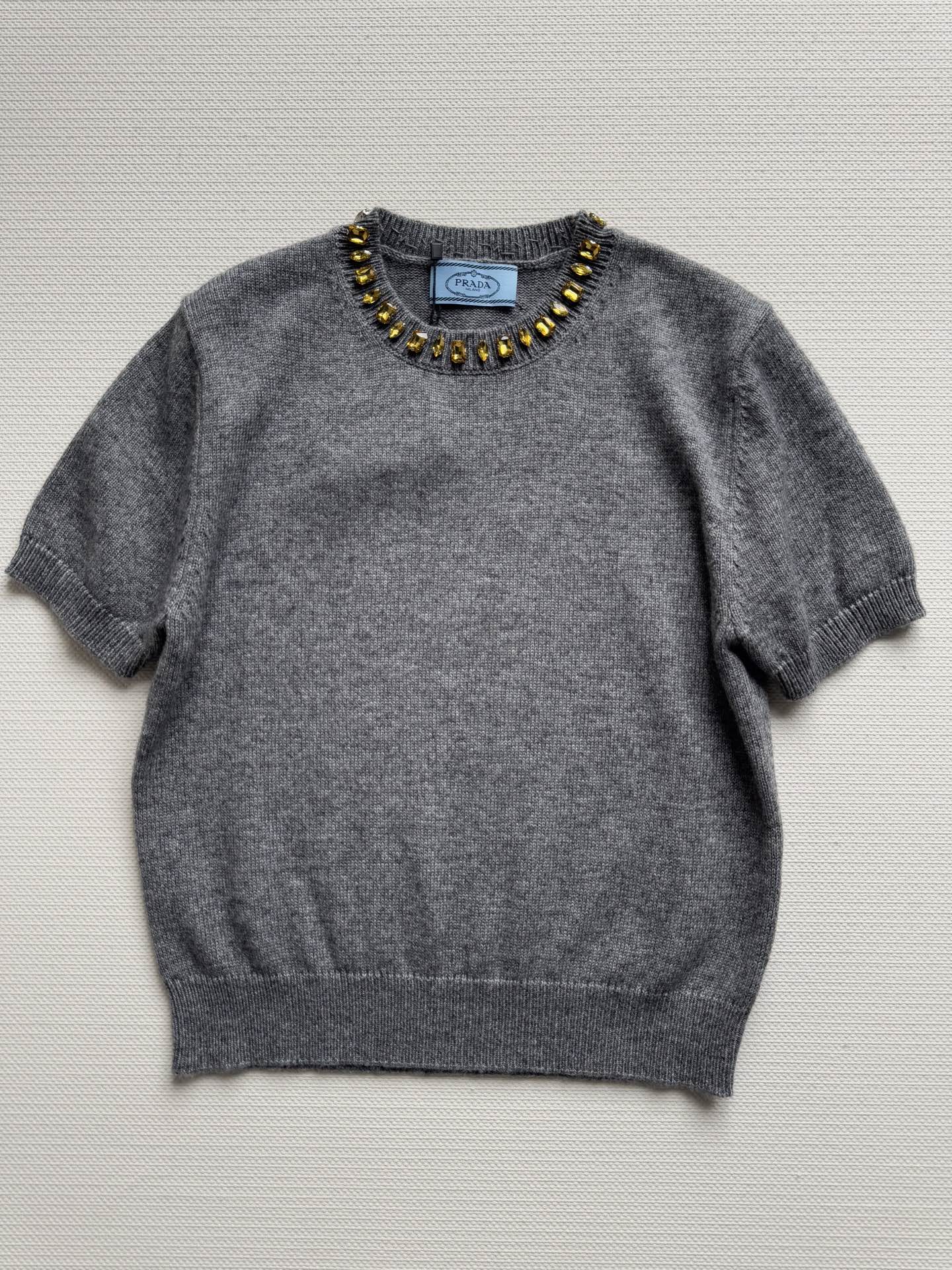 Prad*🆕新款，羊绒➕羊毛混纺针织短袖，叠穿打底搭配都好好看👏ＳＭＬ.