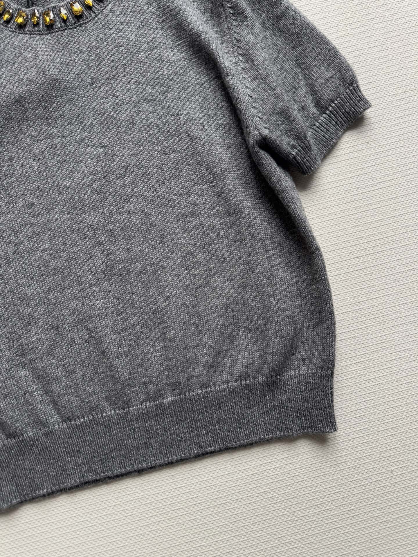 Prad*🆕新款，羊绒➕羊毛混纺针织短袖，叠穿打底搭配都好好看👏ＳＭＬ.