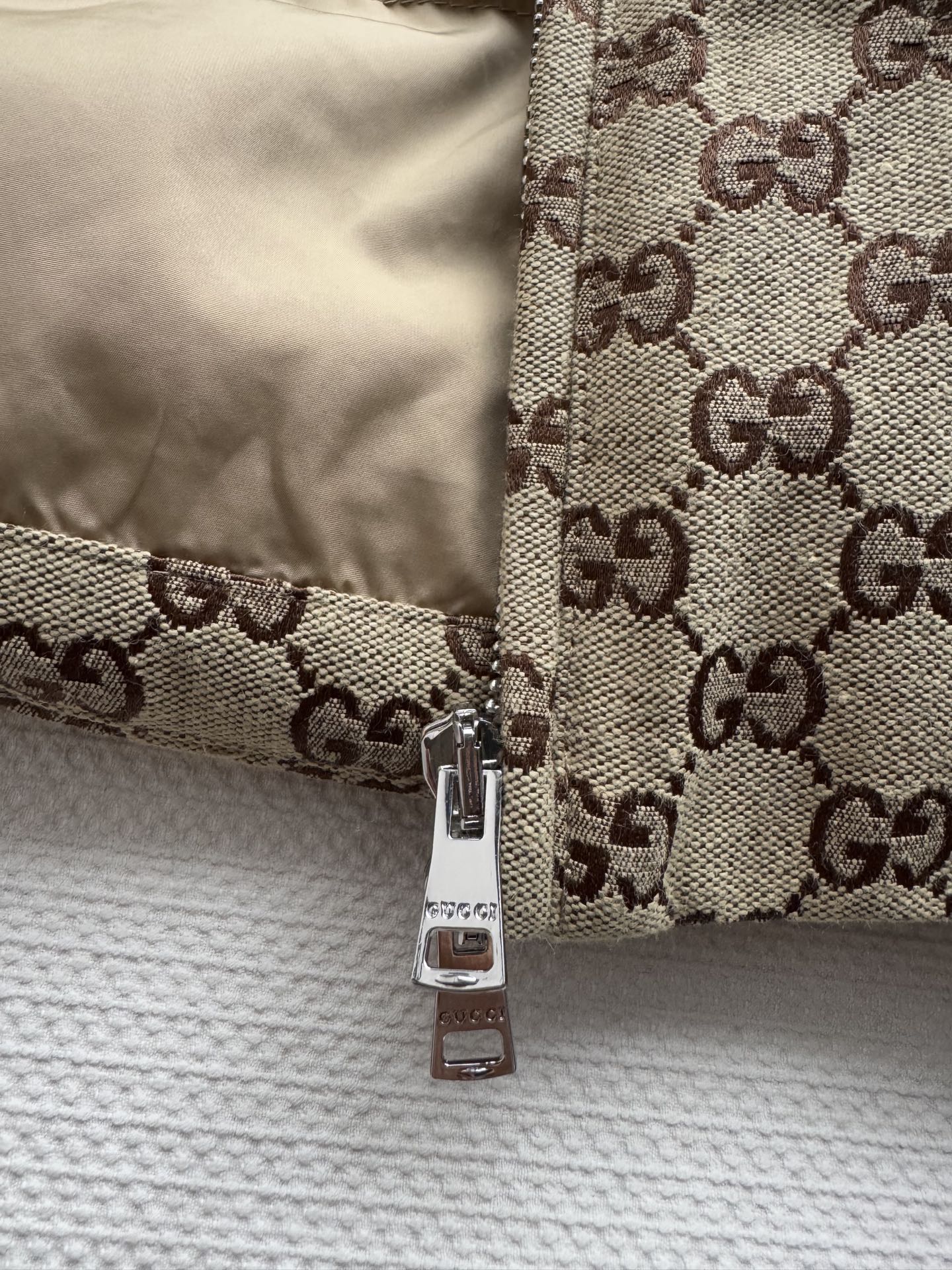 Gucc*🆕25新款 经典老花系列棉服外套 高颜值的老花系列真的百看不厌 实穿款针织领子和袖口拼接设计腰