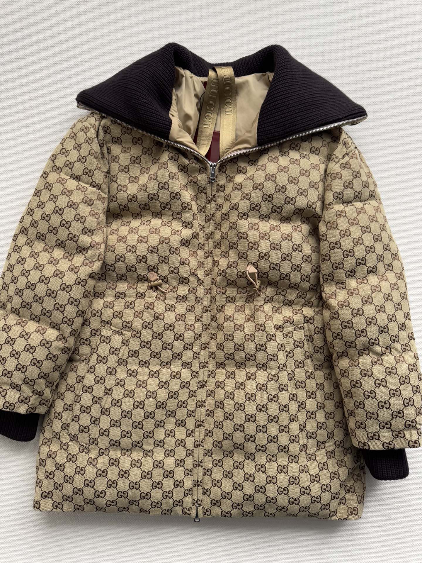 Gucc*🆕25新款 经典老花系列棉服外套 高颜值的老花系列真的百看不厌 实穿款针织领子和袖口拼接设计腰