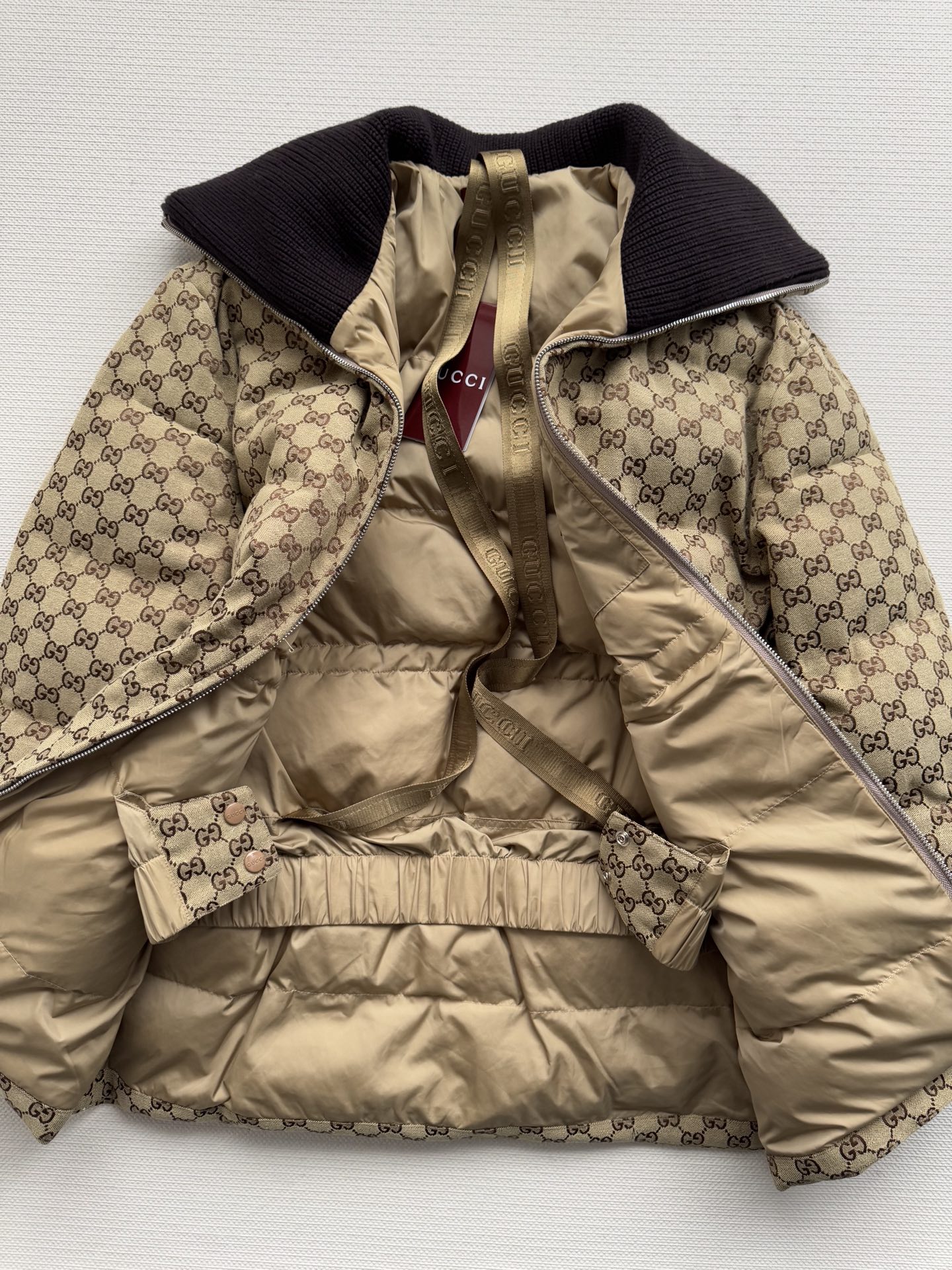 Gucc*🆕25新款 经典老花系列棉服外套 高颜值的老花系列真的百看不厌 实穿款针织领子和袖口拼接设计腰