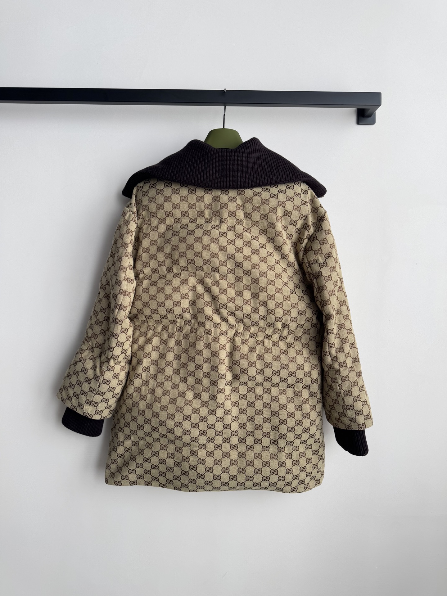 Gucc*🆕25新款 经典老花系列棉服外套 高颜值的老花系列真的百看不厌 实穿款针织领子和袖口拼接设计腰