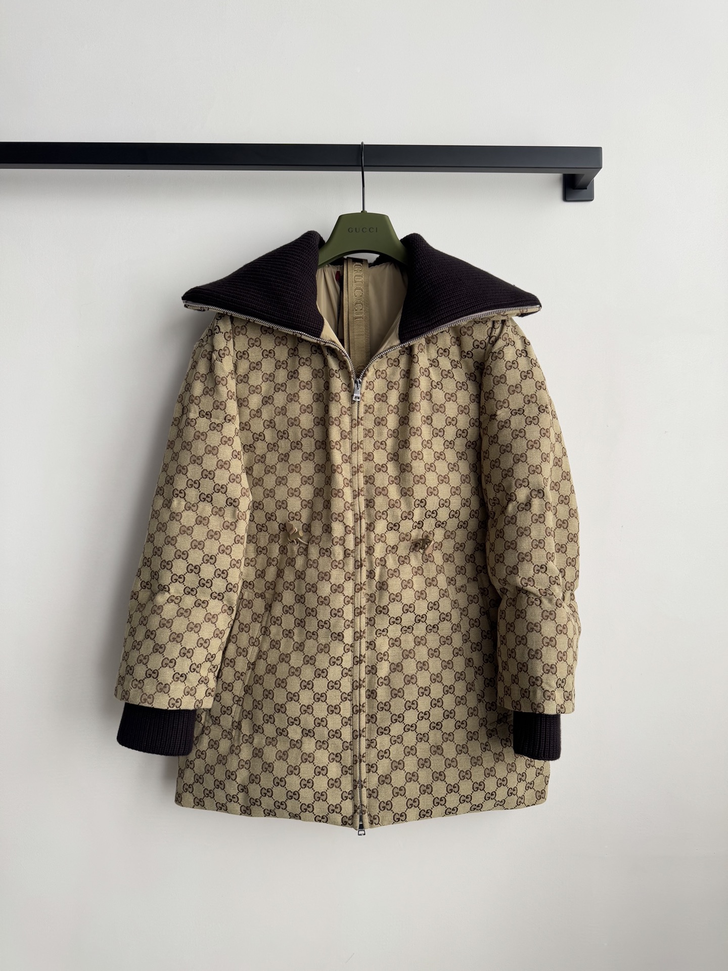 Gucc*🆕25新款 经典老花系列棉服外套 高颜值的老花系列真的百看不厌 实穿款针织领子和袖口拼接设计腰