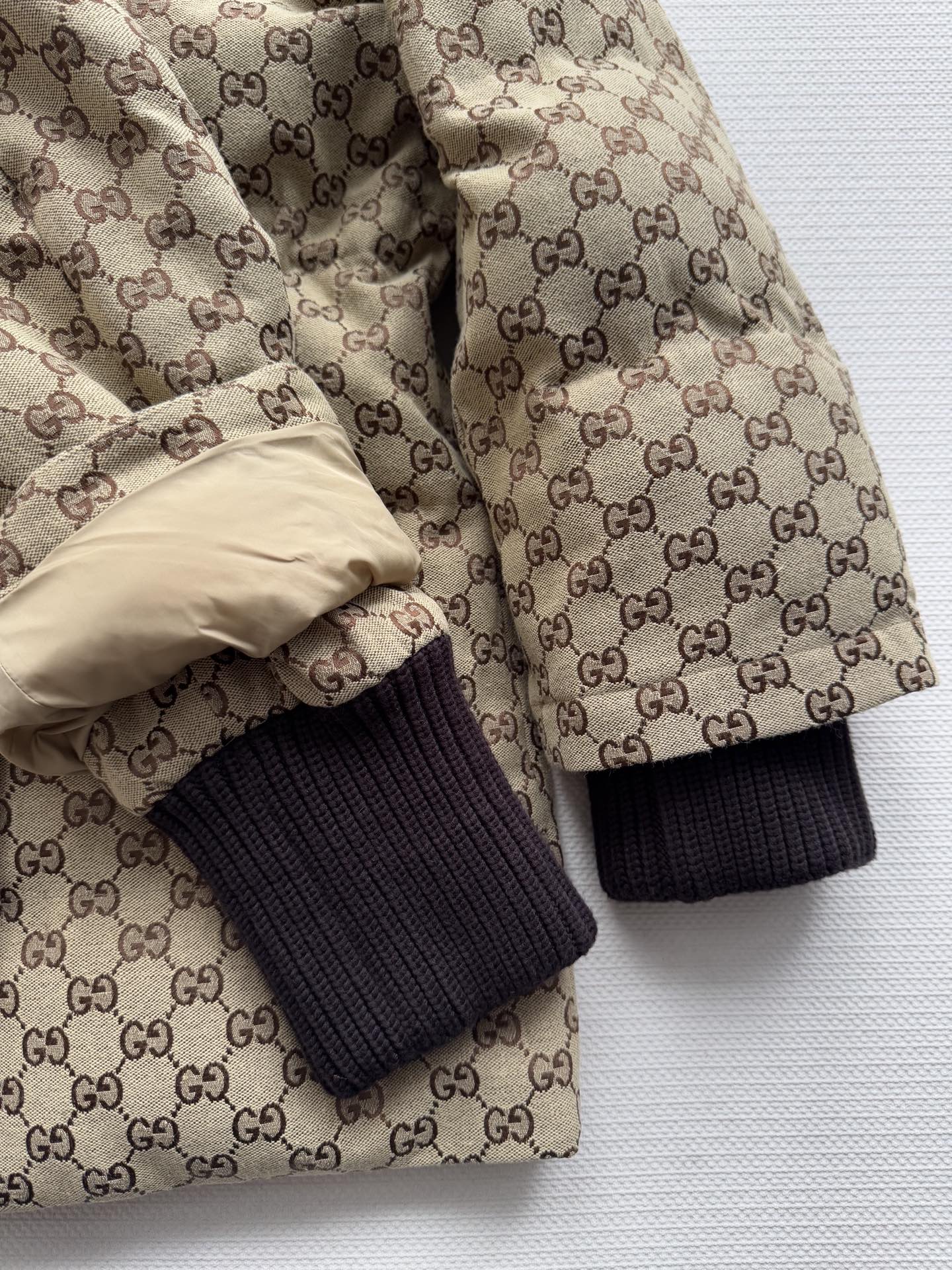 Gucc*🆕25新款 经典老花系列棉服外套 高颜值的老花系列真的百看不厌 实穿款针织领子和袖口拼接设计腰