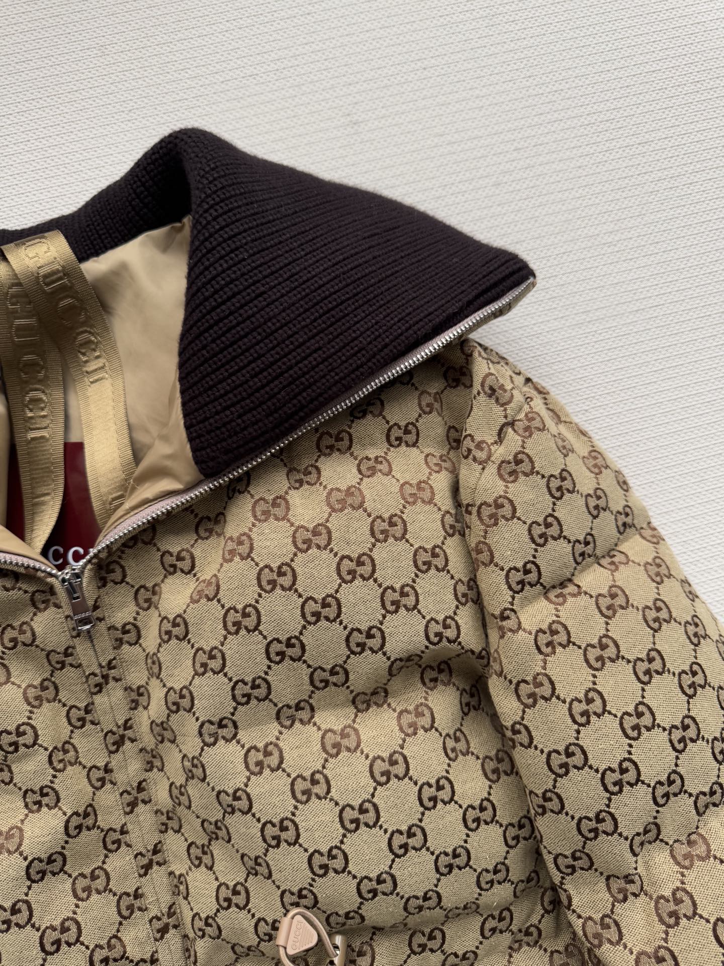 Gucc*🆕25新款 经典老花系列棉服外套 高颜值的老花系列真的百看不厌 实穿款针织领子和袖口拼接设计腰