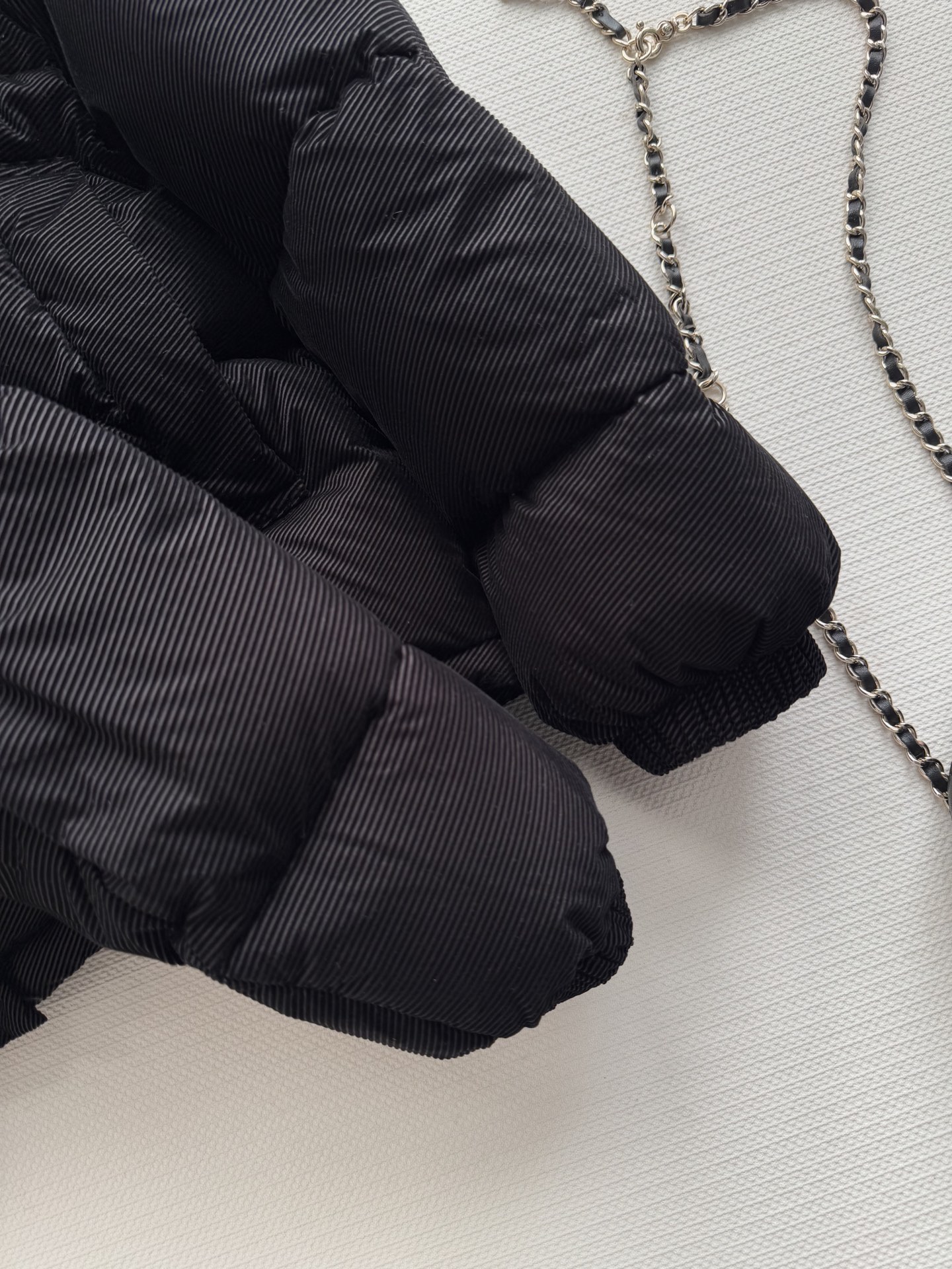 Moncle*🆕新款羽绒服，90白鹅绒填充内里，整件轻盈保暖 通体压纹元素，增加秋冬魅力，张扬个性尽显时