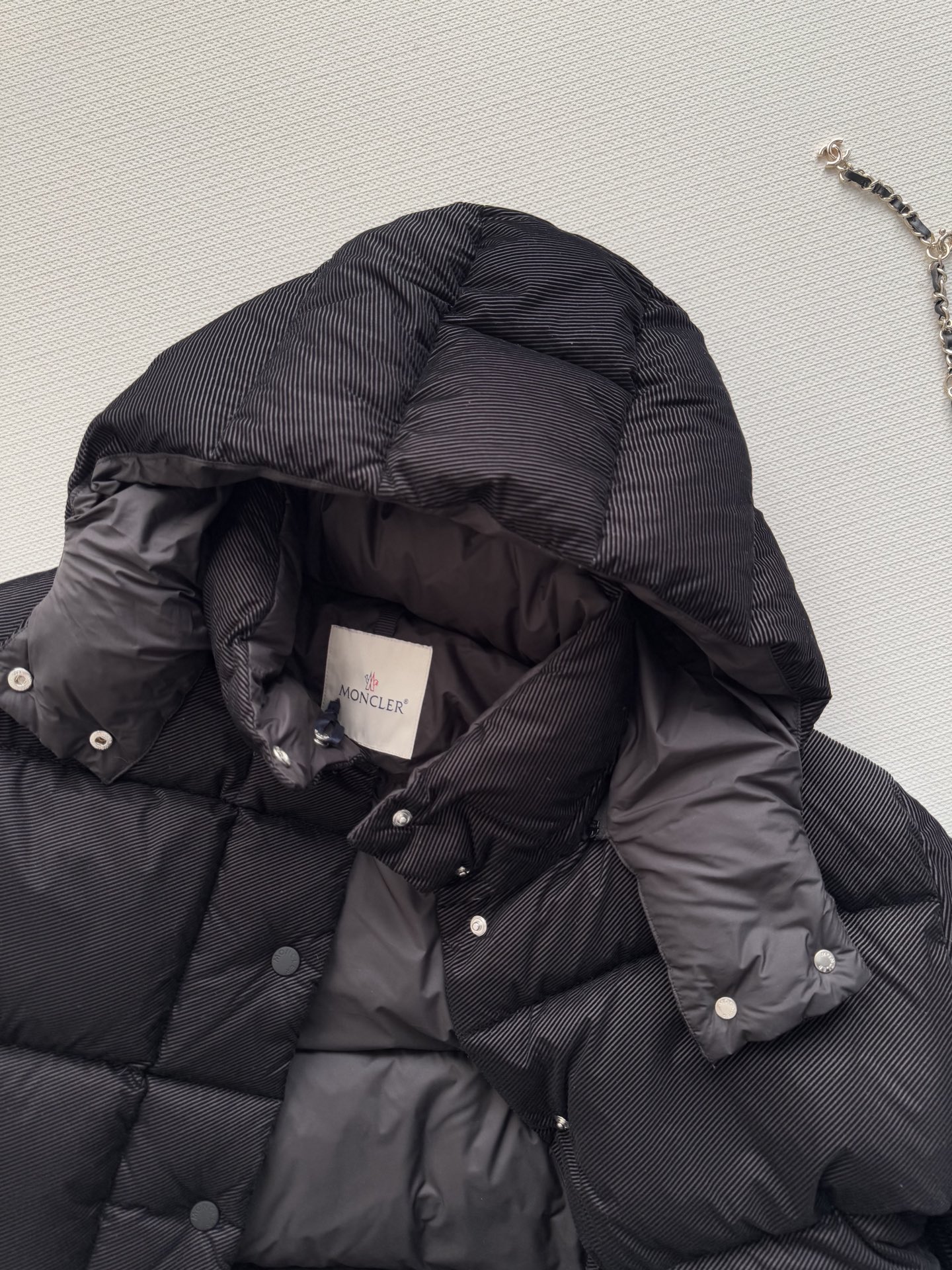 Moncle*🆕新款羽绒服，90白鹅绒填充内里，整件轻盈保暖 通体压纹元素，增加秋冬魅力，张扬个性尽显时