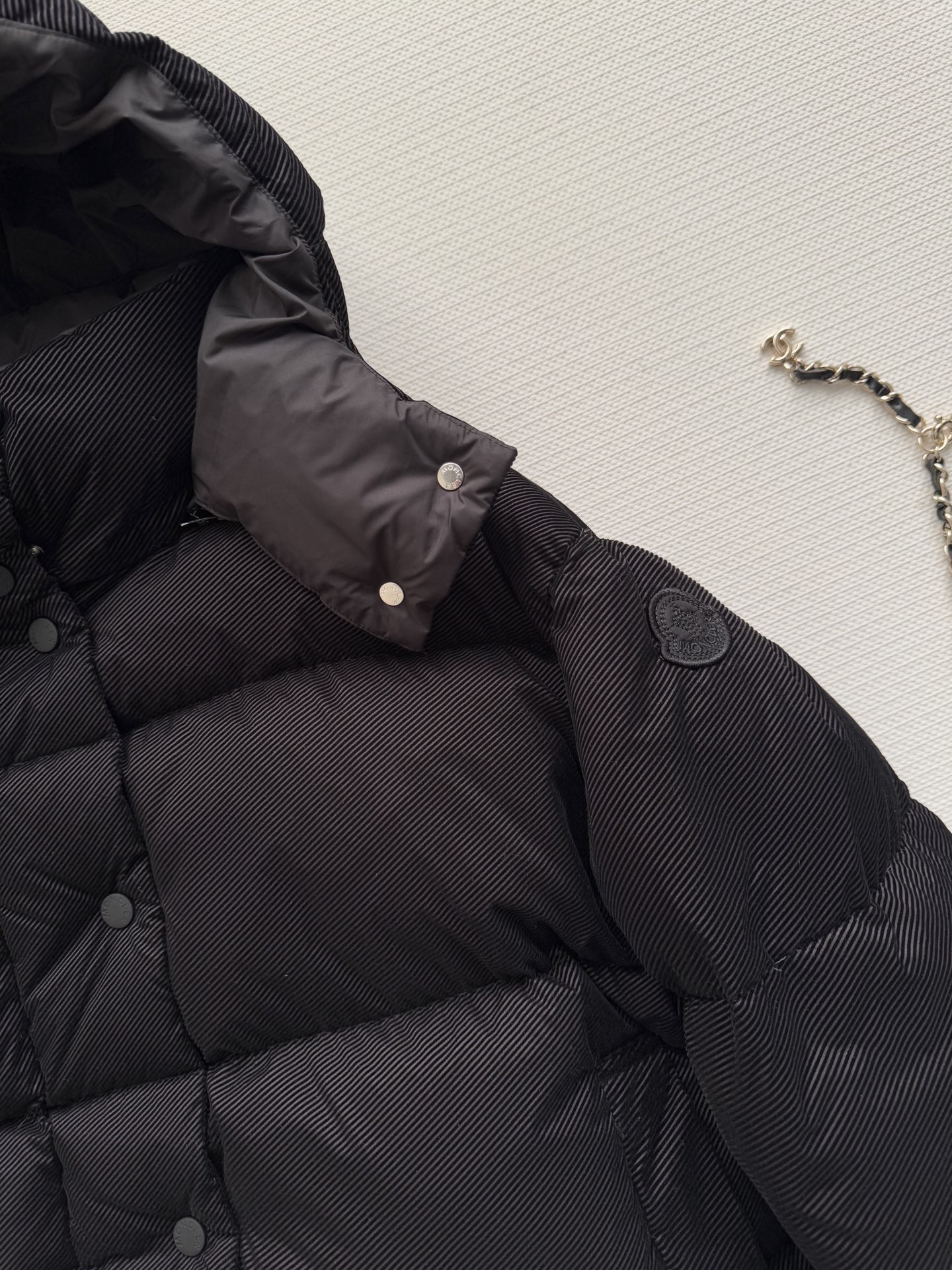 Moncle*🆕新款羽绒服，90白鹅绒填充内里，整件轻盈保暖 通体压纹元素，增加秋冬魅力，张扬个性尽显时