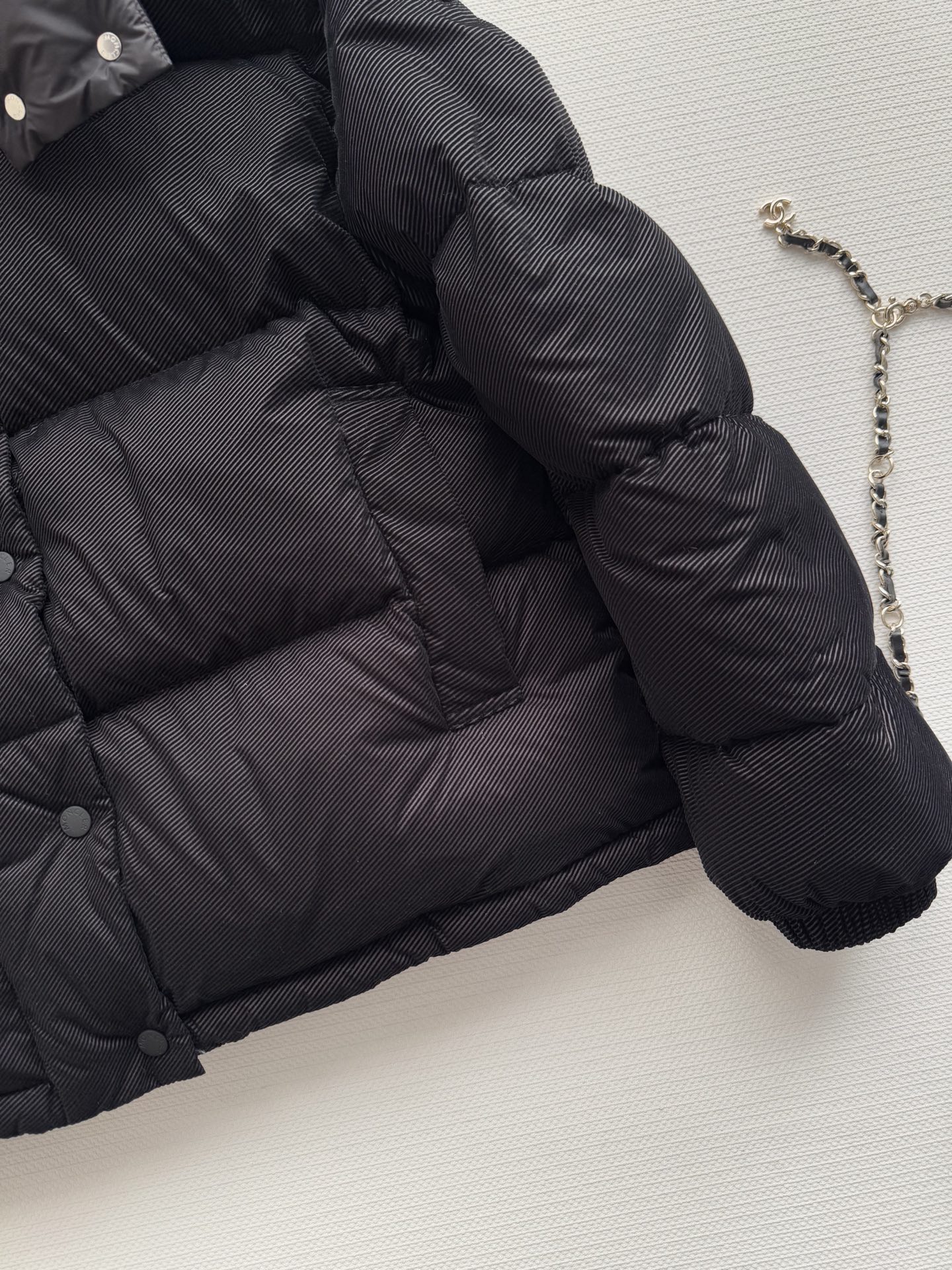 Moncle*🆕新款羽绒服，90白鹅绒填充内里，整件轻盈保暖 通体压纹元素，增加秋冬魅力，张扬个性尽显时