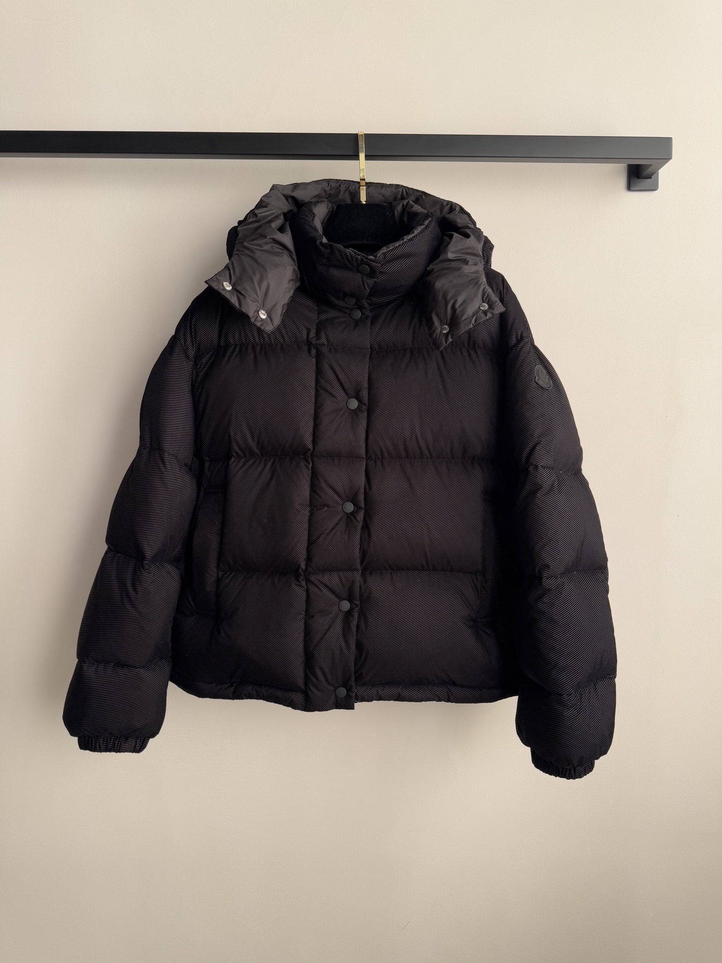 Moncle*🆕新款羽绒服，90白鹅绒填充内里，整件轻盈保暖 通体压纹元素，增加秋冬魅力，张扬个性尽显时