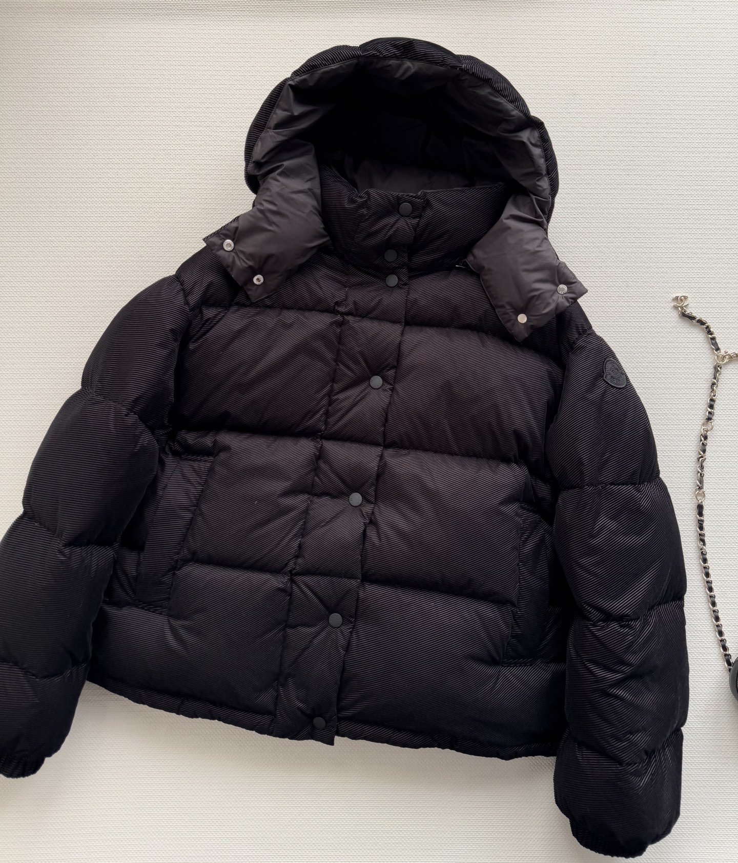 Moncle*🆕新款羽绒服，90白鹅绒填充内里，整件轻盈保暖 通体压纹元素，增加秋冬魅力，张扬个性尽显时