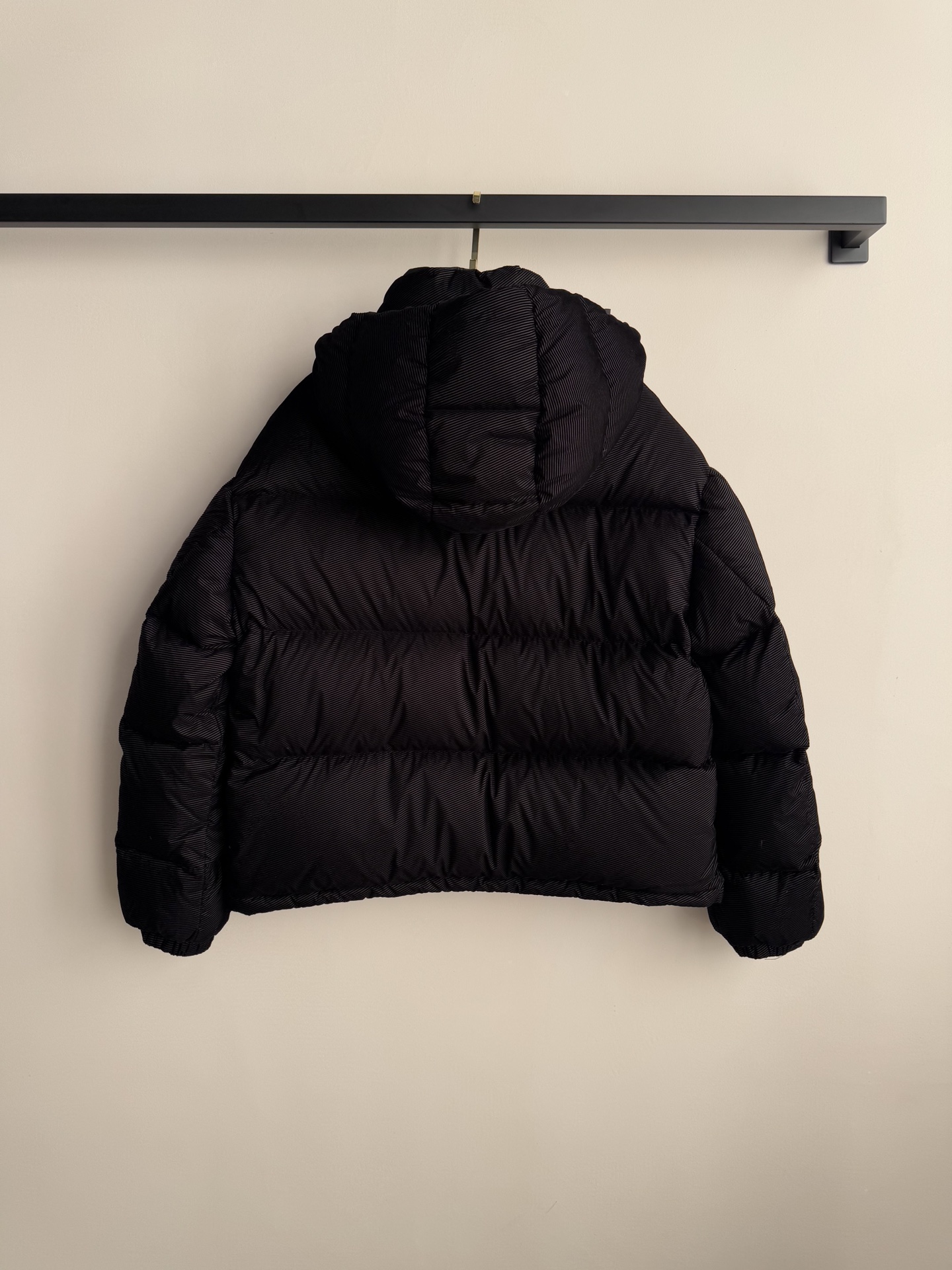 Moncle*🆕新款羽绒服，90白鹅绒填充内里，整件轻盈保暖 通体压纹元素，增加秋冬魅力，张扬个性尽显时